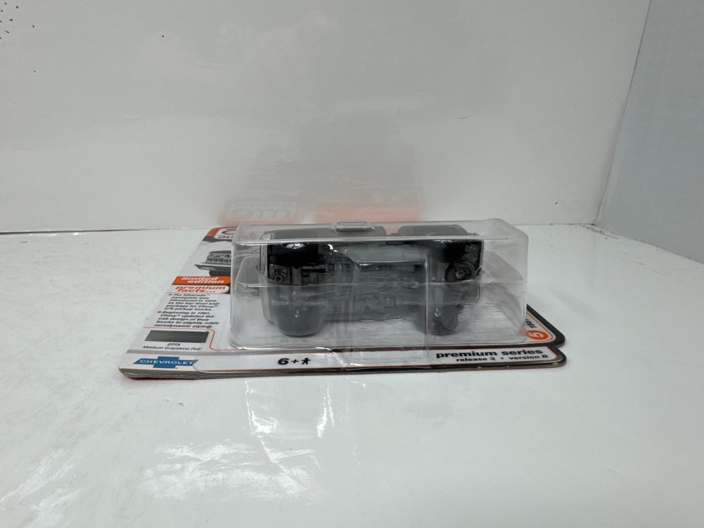 Auto World Muscle Trucks 1981 Chevy Silverado Stepside Gray 1:64 Diecast