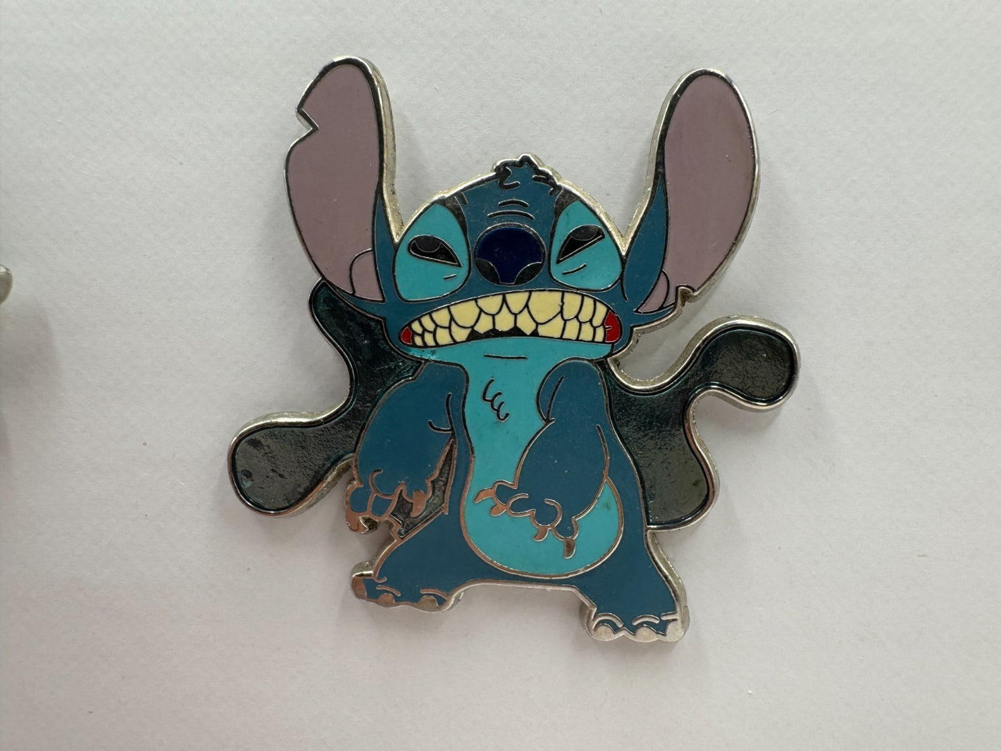 Disney Stitch Growling Deluxe Pin & Red Lanyard Starter Trading Pin DC1S9