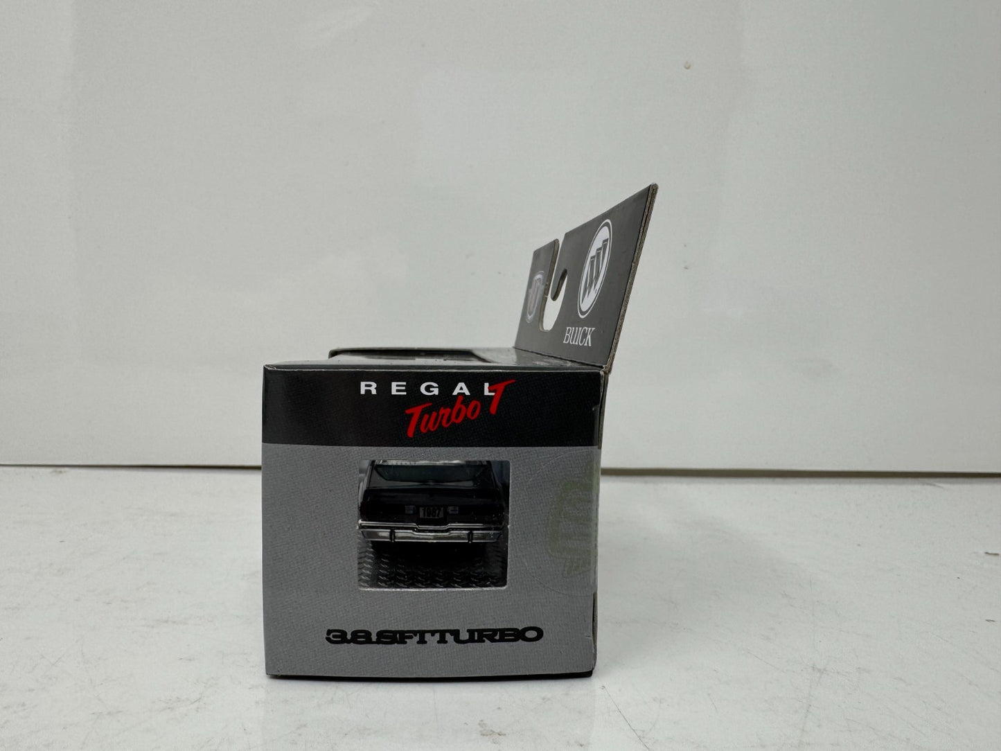 M2 Machines Regal Turbo T Buick 1987 Buick Regal T Type 1:64 Diecast