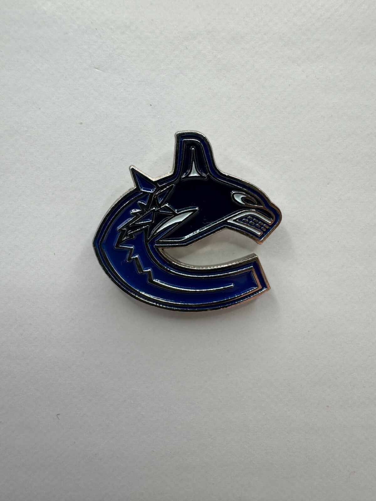 Vancouver Canucks NHL Hockey Team Logo Lapel Pin UDT1