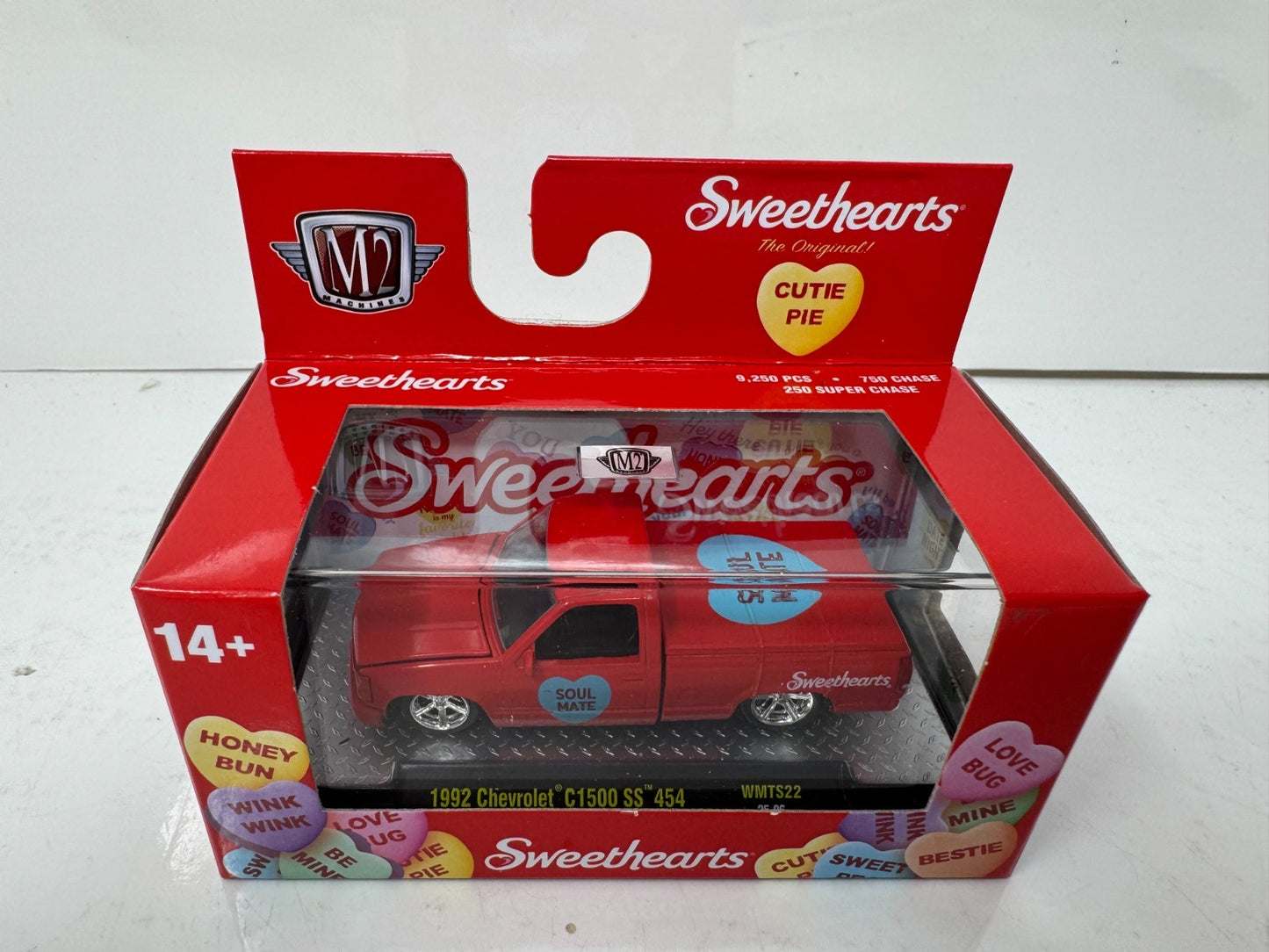 M2 Machines Sweethearts 1992 Chevrolet C1500 SS 454 1:64 Diecast