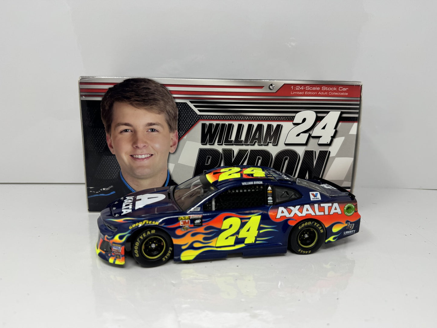 Lionel NASCAR William Byron #24 Axalta 2018 Chevrolet Camaro 1:24 Diecast