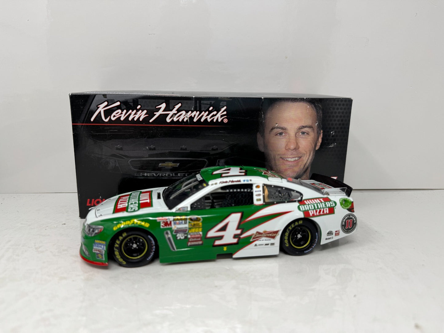 Lionel Racing Nascar #4 Kevin Harvick Hunts Brothers Pizza 2014 Chevy SS 1:24 Diecast
