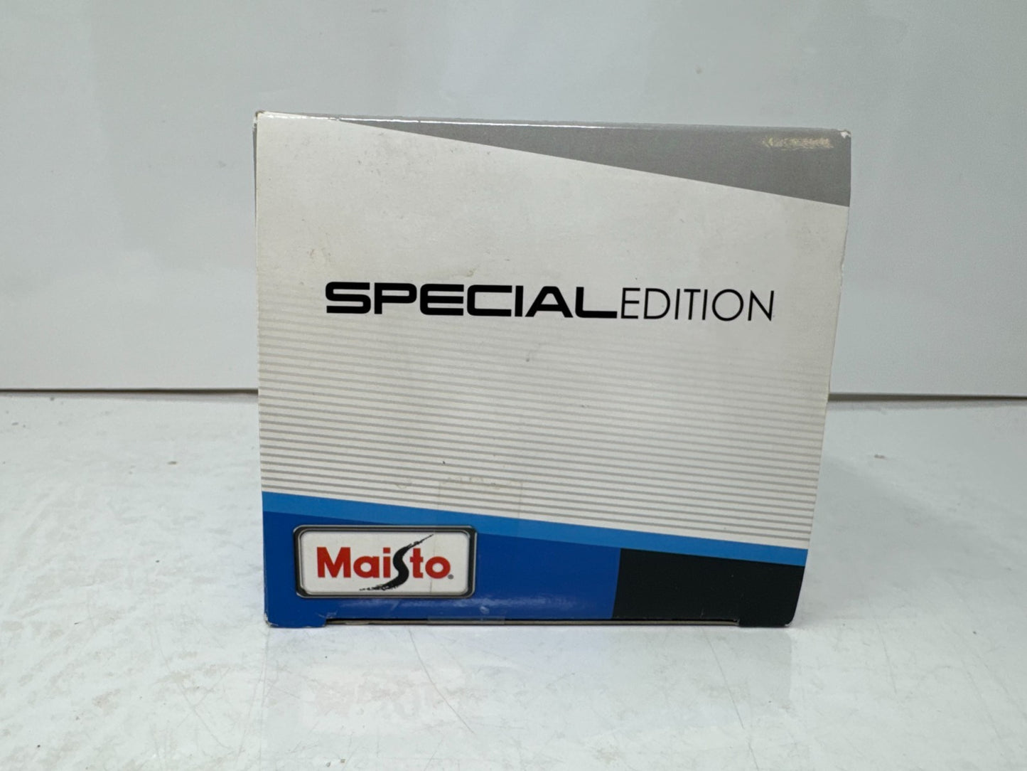 Maisto 2014 Chevrolet Corvette Stingray Special Edition 1:24 Diecast