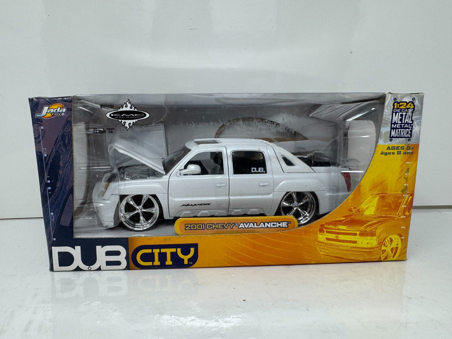 Jada Dub City 2001 Chevy Avalanche 1:24 Diecast KMC Wheels 22 Inch SS Rims