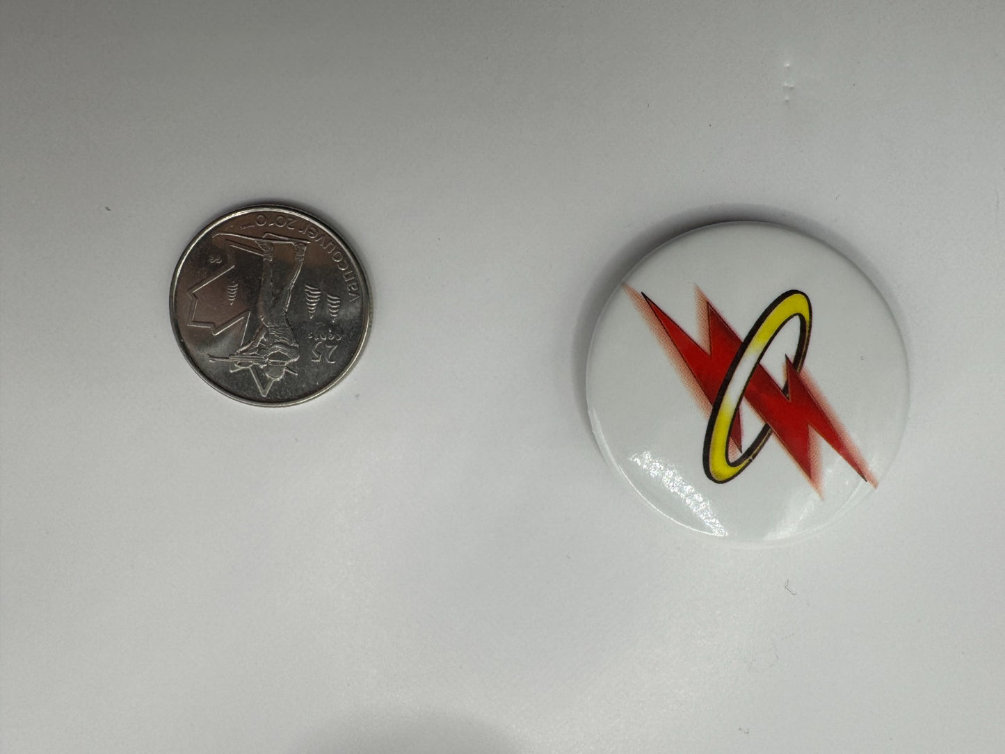 DC The Flash Logo Pin-back Button UDT1