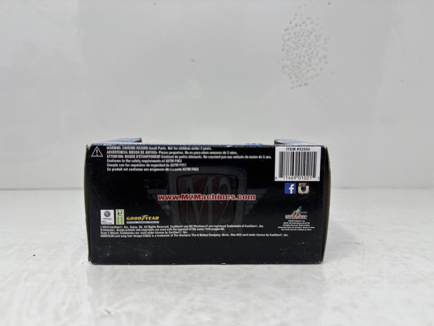 M2 Machines Auto Thentics 1960 Volkswagen VW Delivery Van USA Model 1:64 Diecast