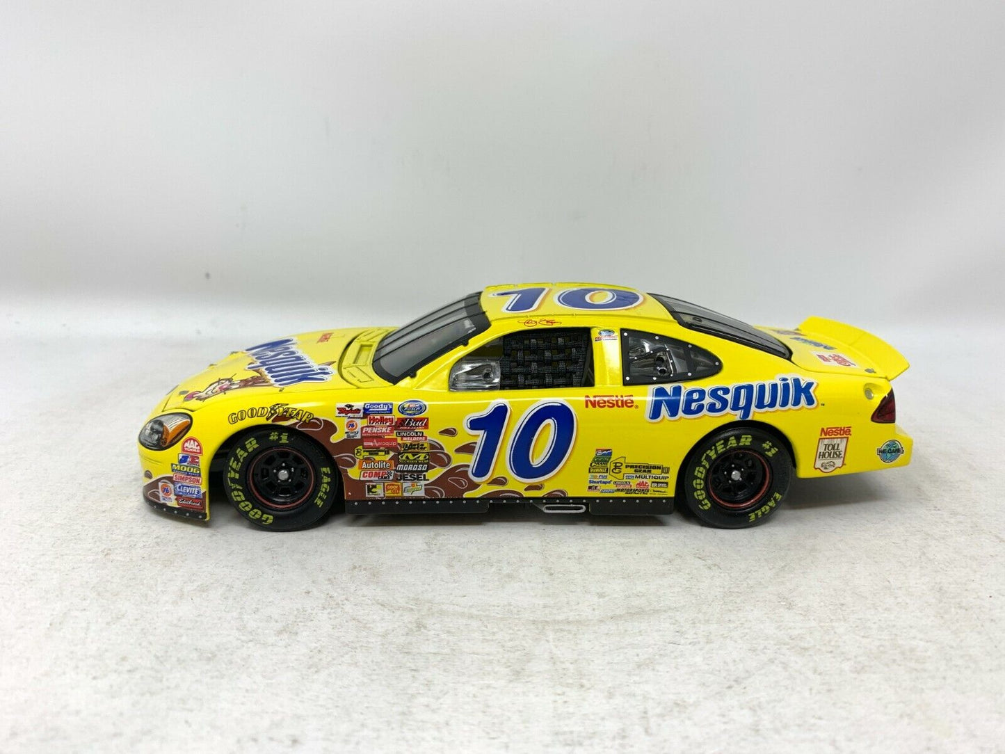Action Nascar #10 Jeff Green Nestle Nesquik 2001 Ford Taurus 1:24 Diecast