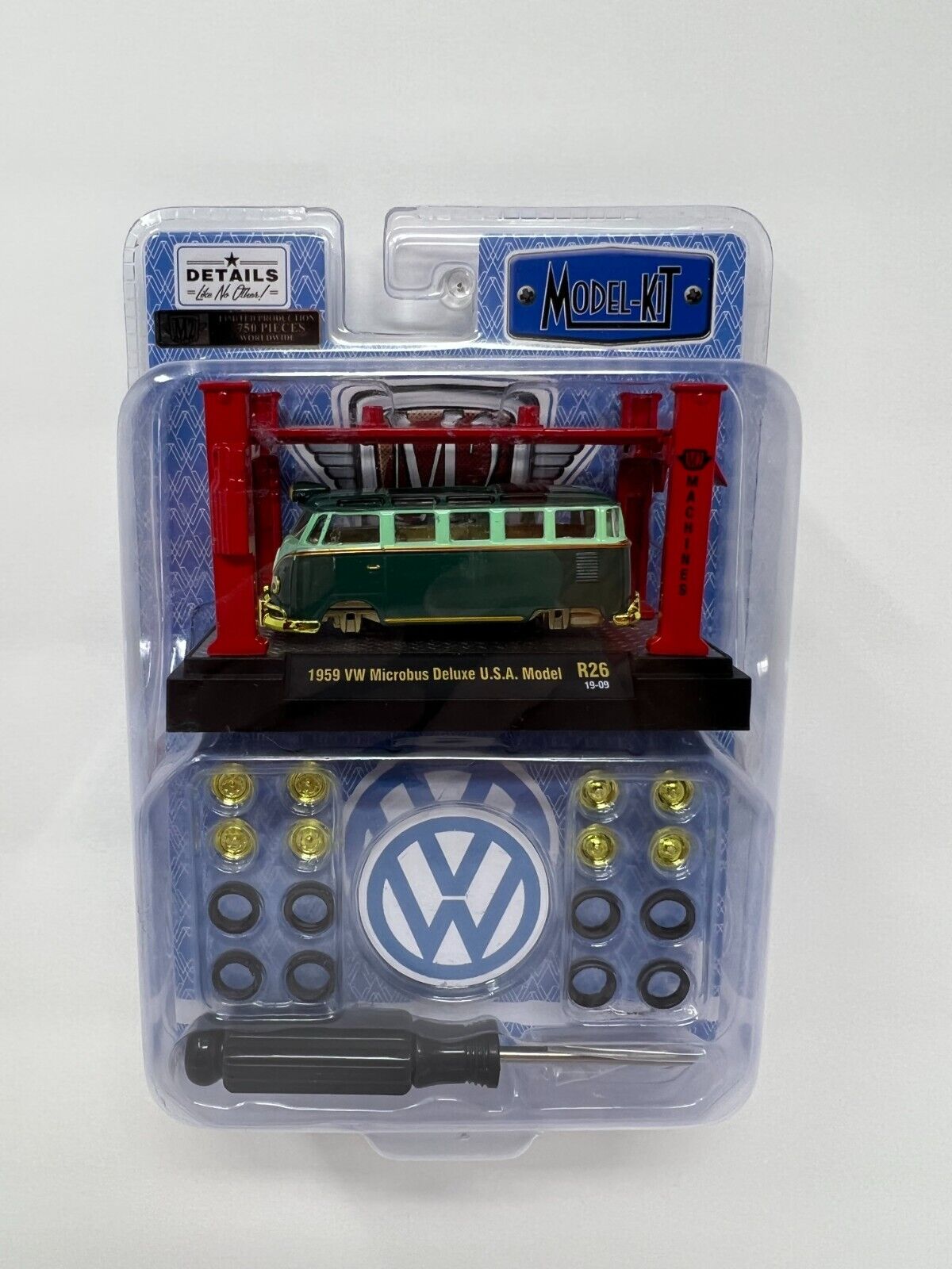 M2 Machines Model-Kit Chase 1959 VW Microbus Deluxe U.S.A. Model R26 164 Diecast