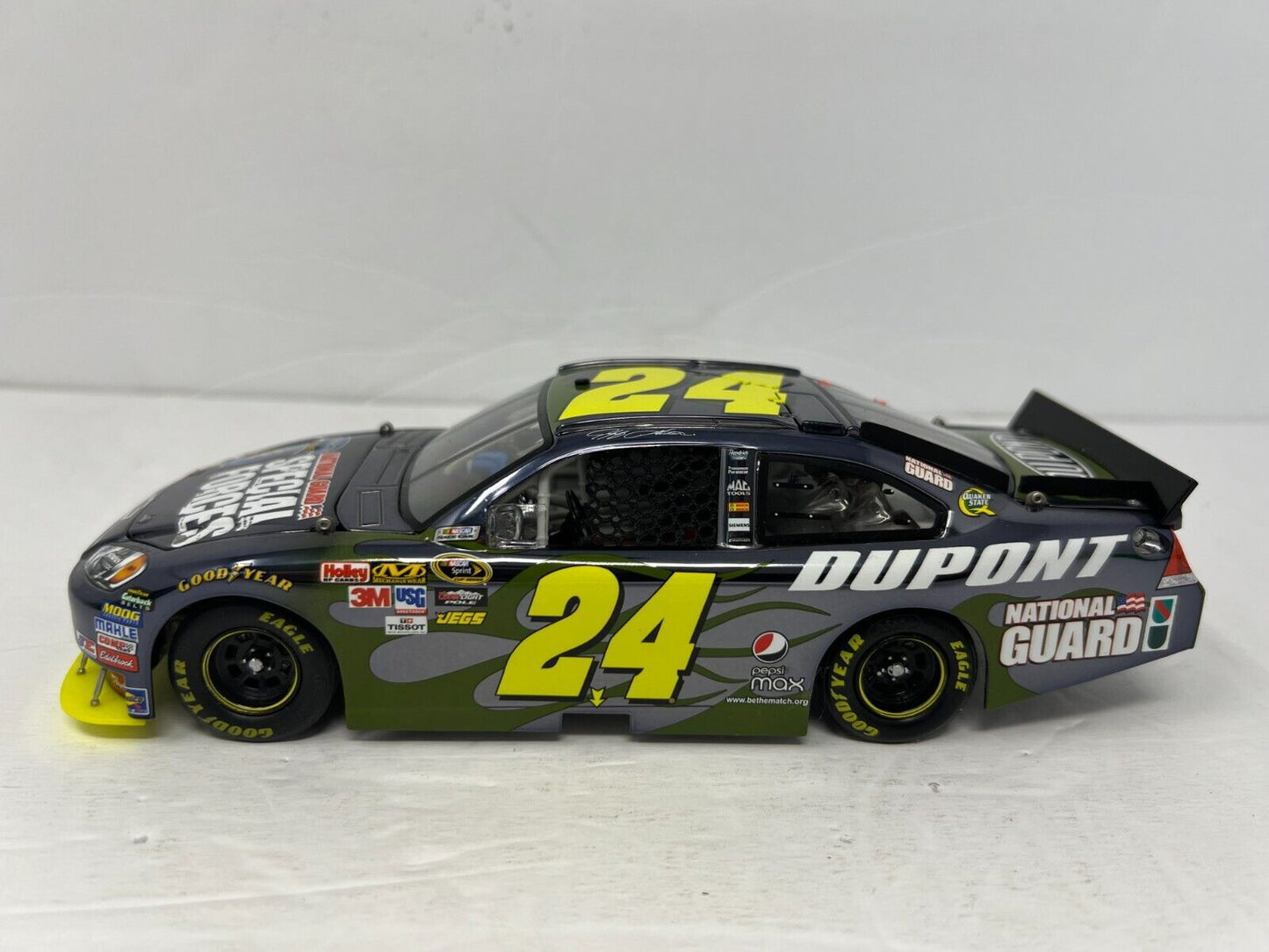 Lionel Nascar #24 Jeff Gordon National Guard Special Forces Chrome 1:24 Diecast