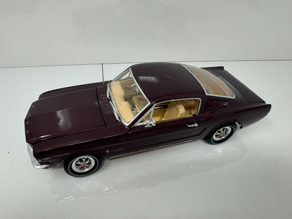 Auto World American Muscle 1965 Ford Mustang (2 + 2) 1:18 Diecast