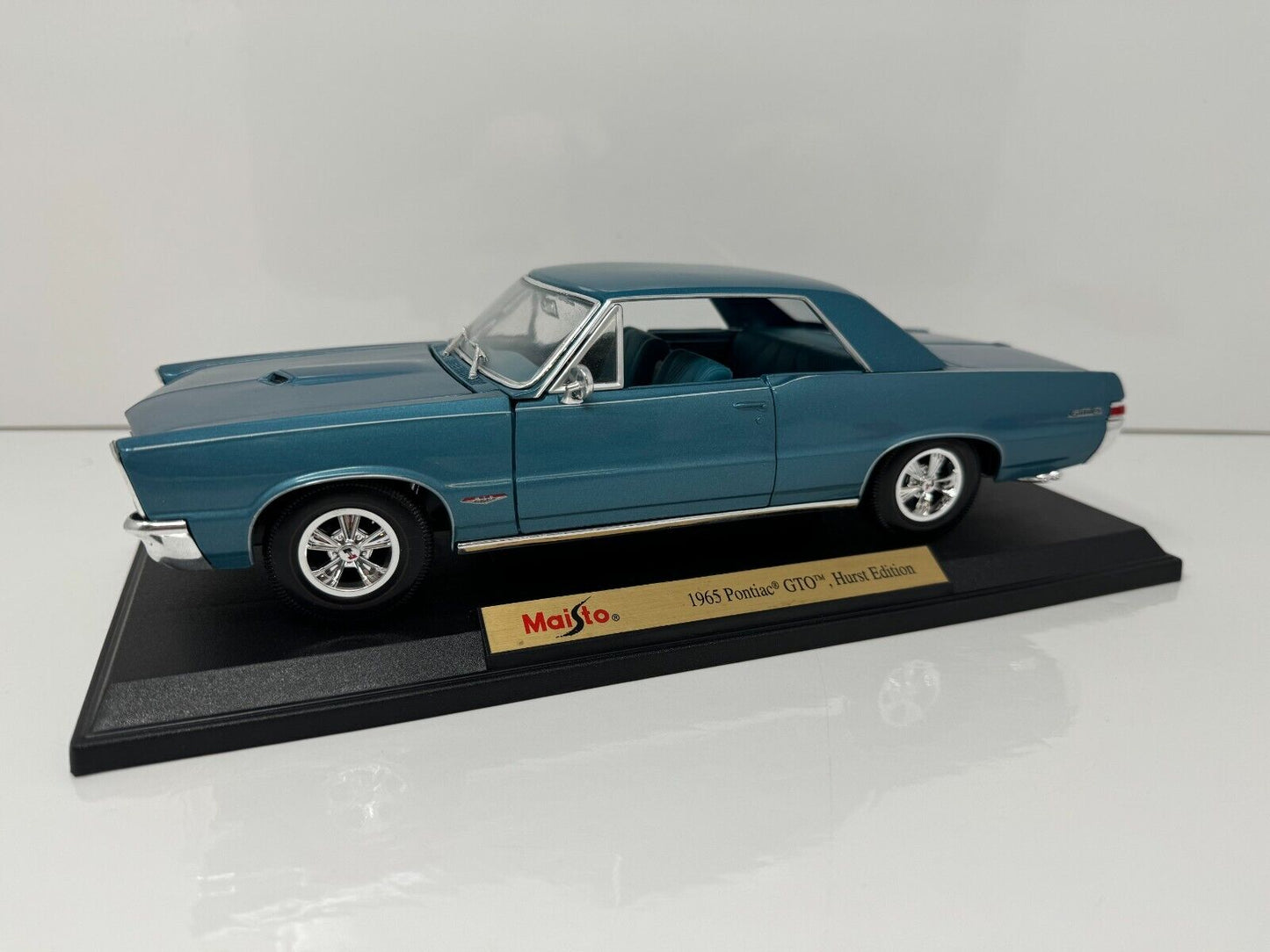 Maisto 1965 Pontiac GTO Hurst Special Edition 1:18 Diecast Blue Color