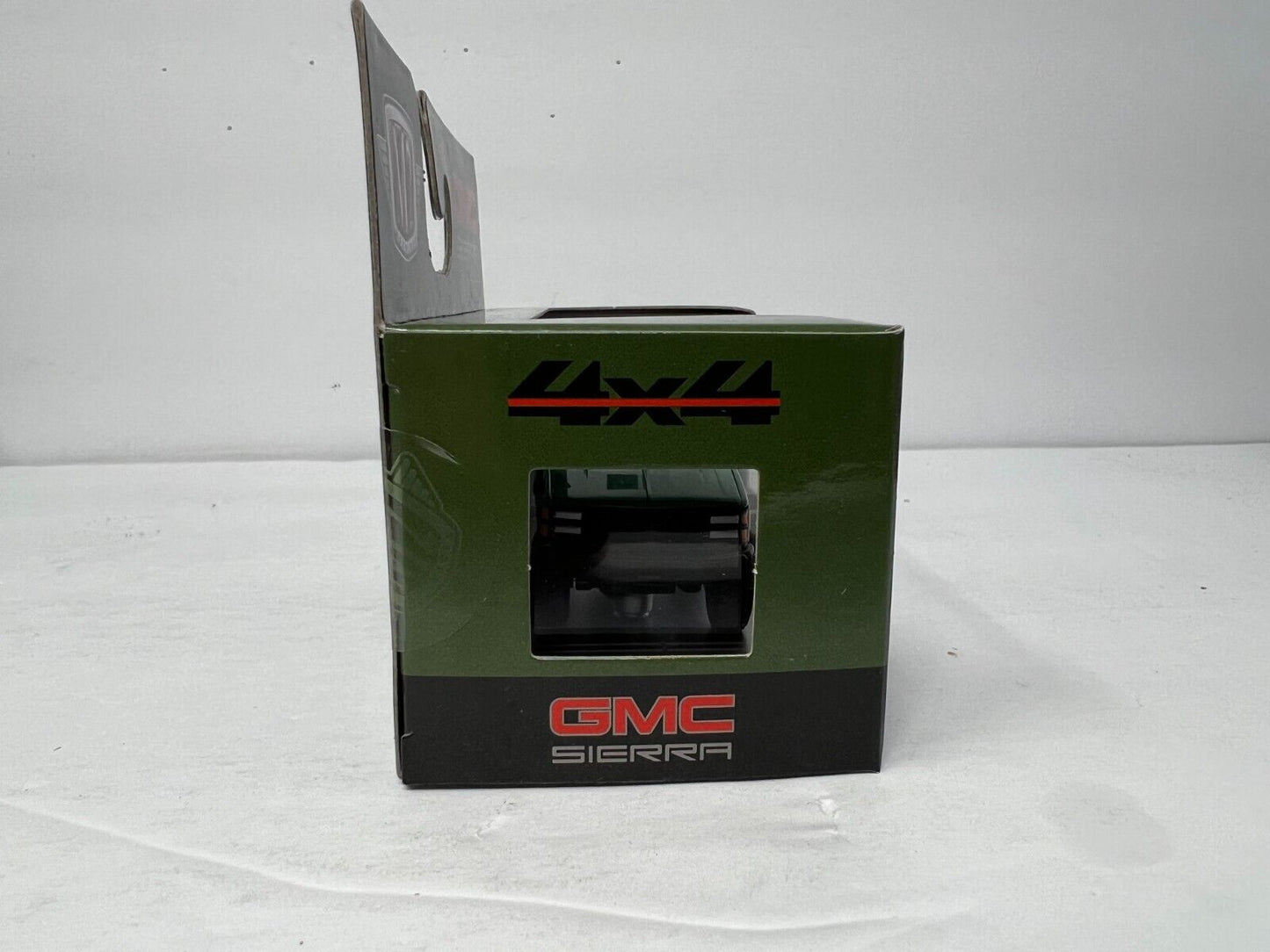 M2 Machines 1988 GMC Sierra 1500 4x4 1:64 Diecast