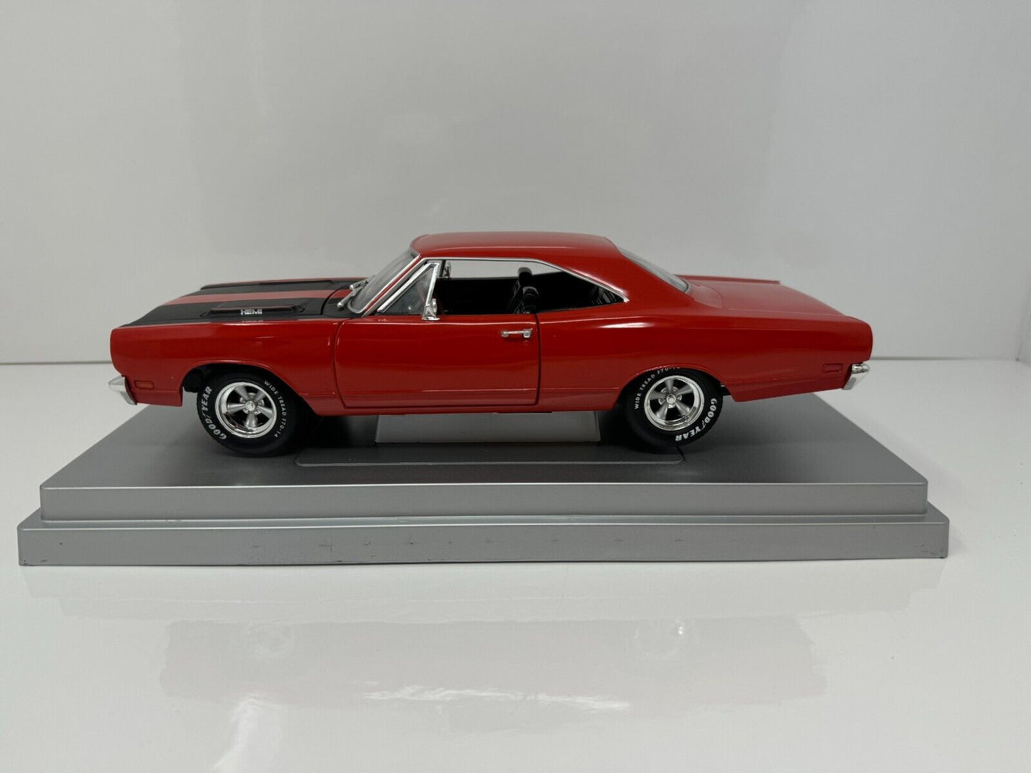 Ertl American Muscle 1969 Plymouth Roadrunner 1:18 Diecast