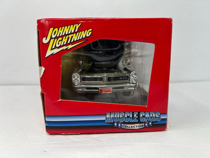 Johnny Lightning 1965 Pontiac GTO Muscle Cars Collection 1:24 Diecast Metal Body