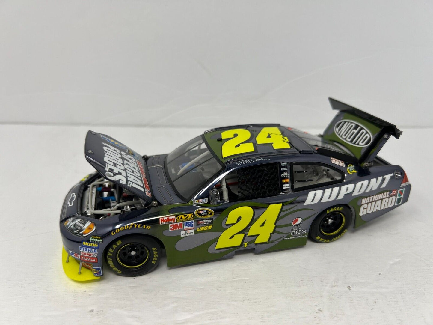 Lionel Nascar #24 Jeff Gordon National Guard Special Forces Chrome 1:24 Diecast