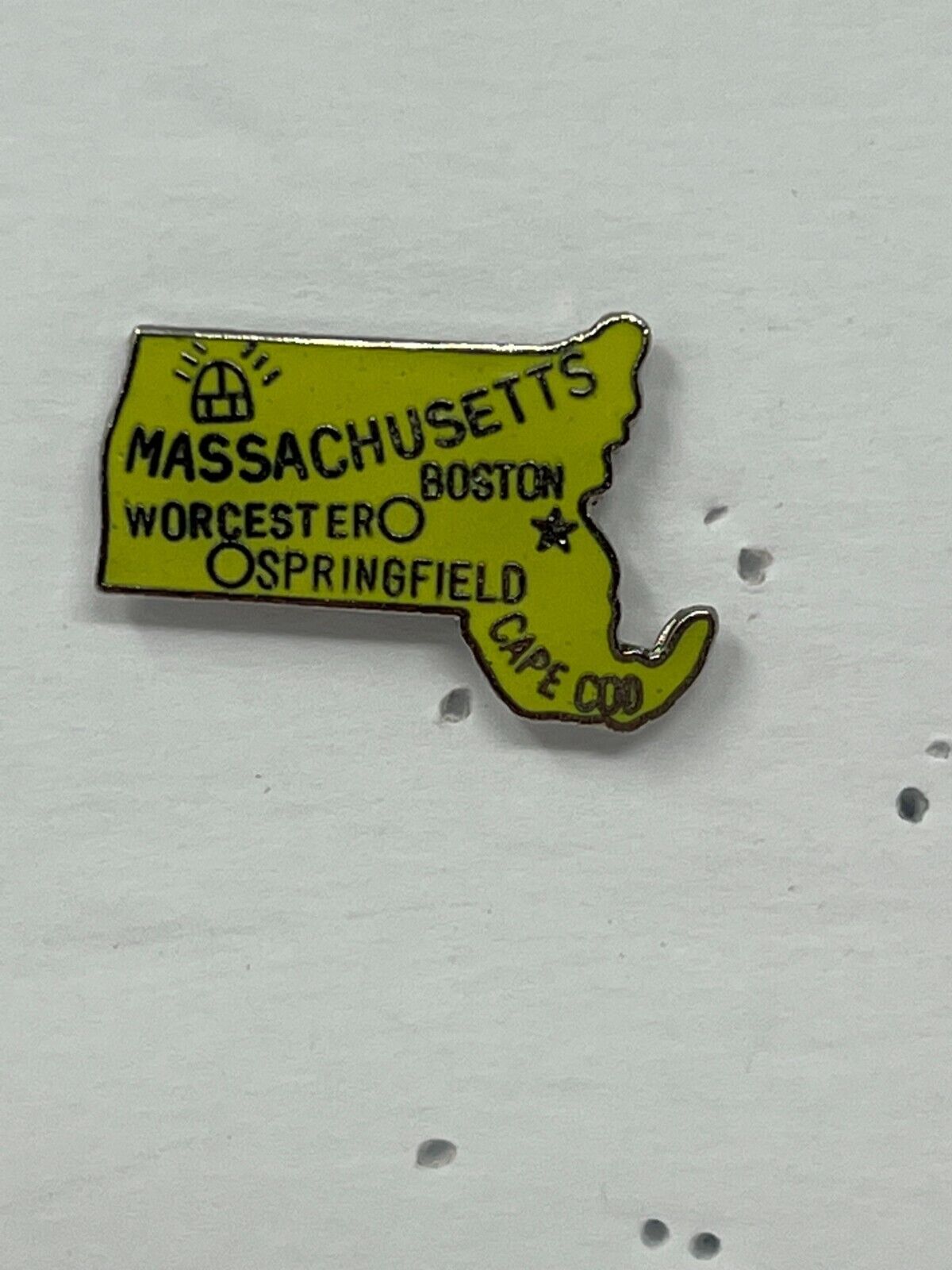 Massachusetts State Map Souvenir Cities & States Lapel Pin P1