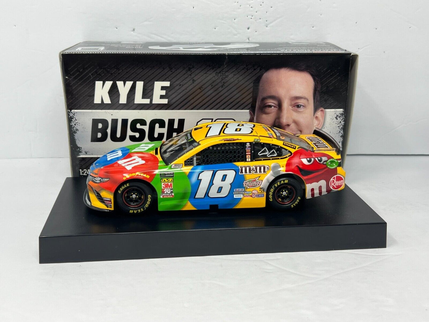 Lionel Nascar #18 Kyle Busch M&M's 2019 Toyota Camry 1:24 Diecast