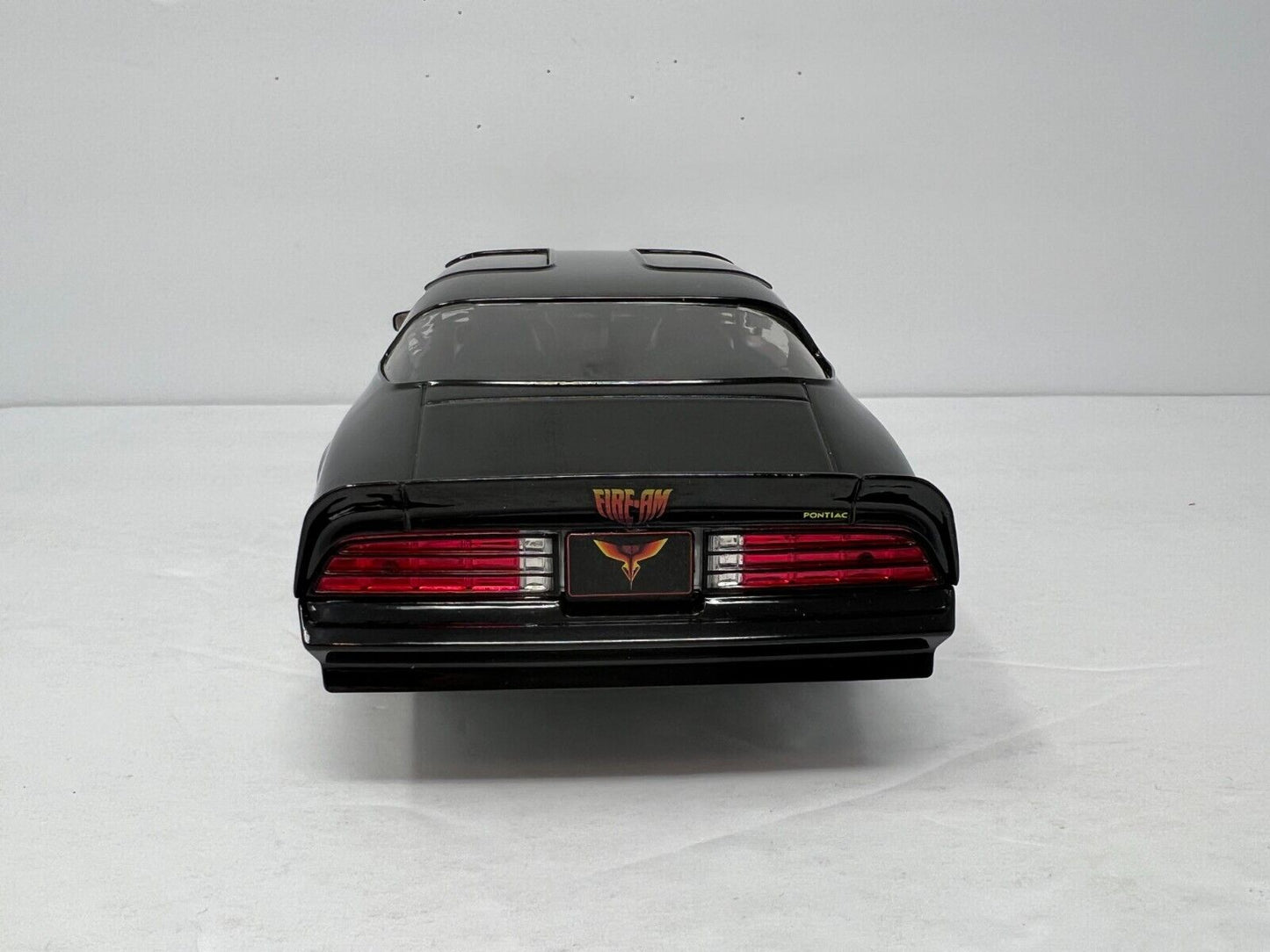 Greenlight 1977 Pontiac Trans Am Starlite Black & Golden Eagle Hood 1:18 Diecast