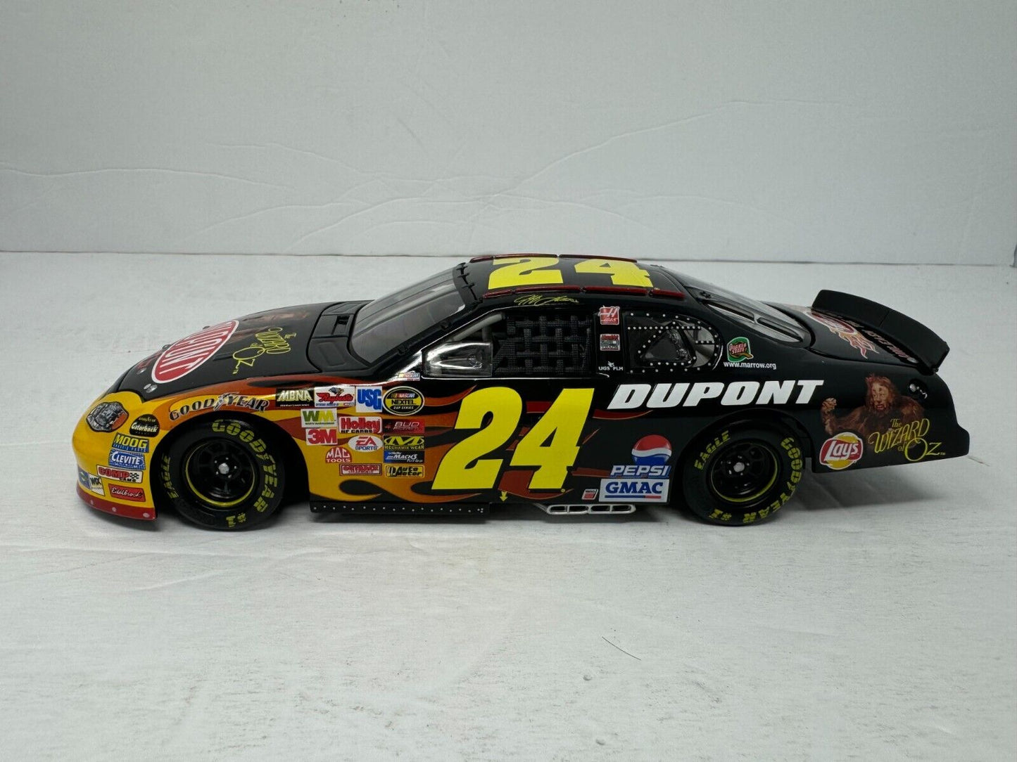 Action Nascar #24 Jeff Gordon DuPont The Wizard of Oz 2004 Chevy 1:24 Diecast