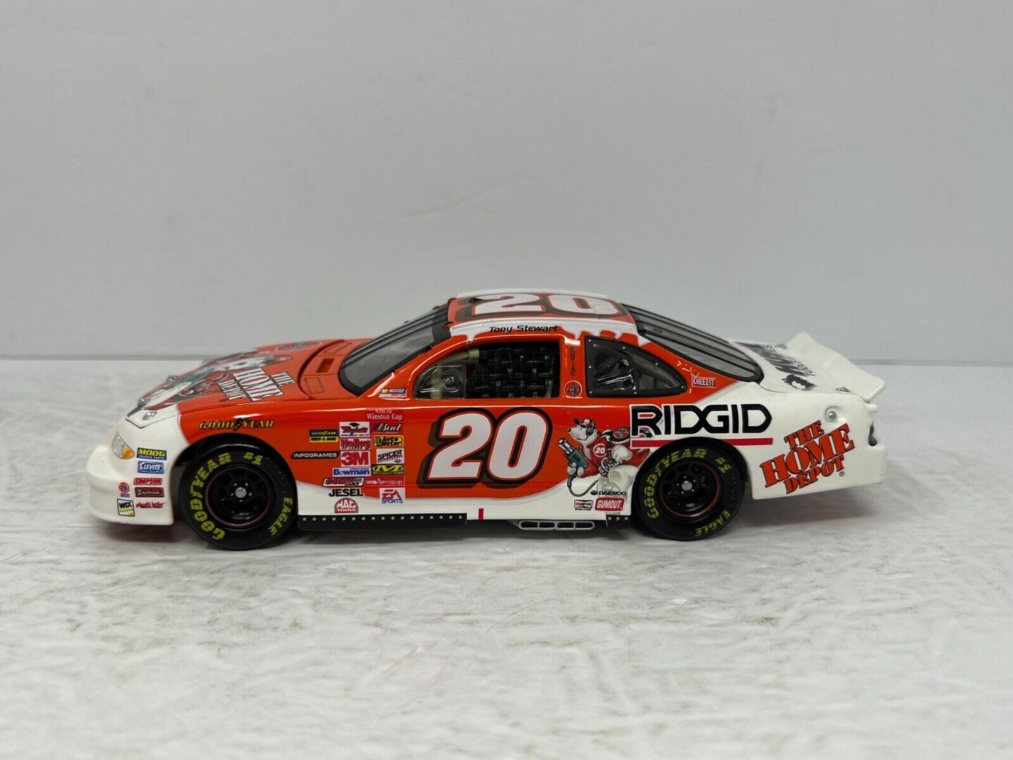 Action Nascar #20 Tony Stewart Home Depot Coca-Cola Polar Bear 2001 1:24 Diecast