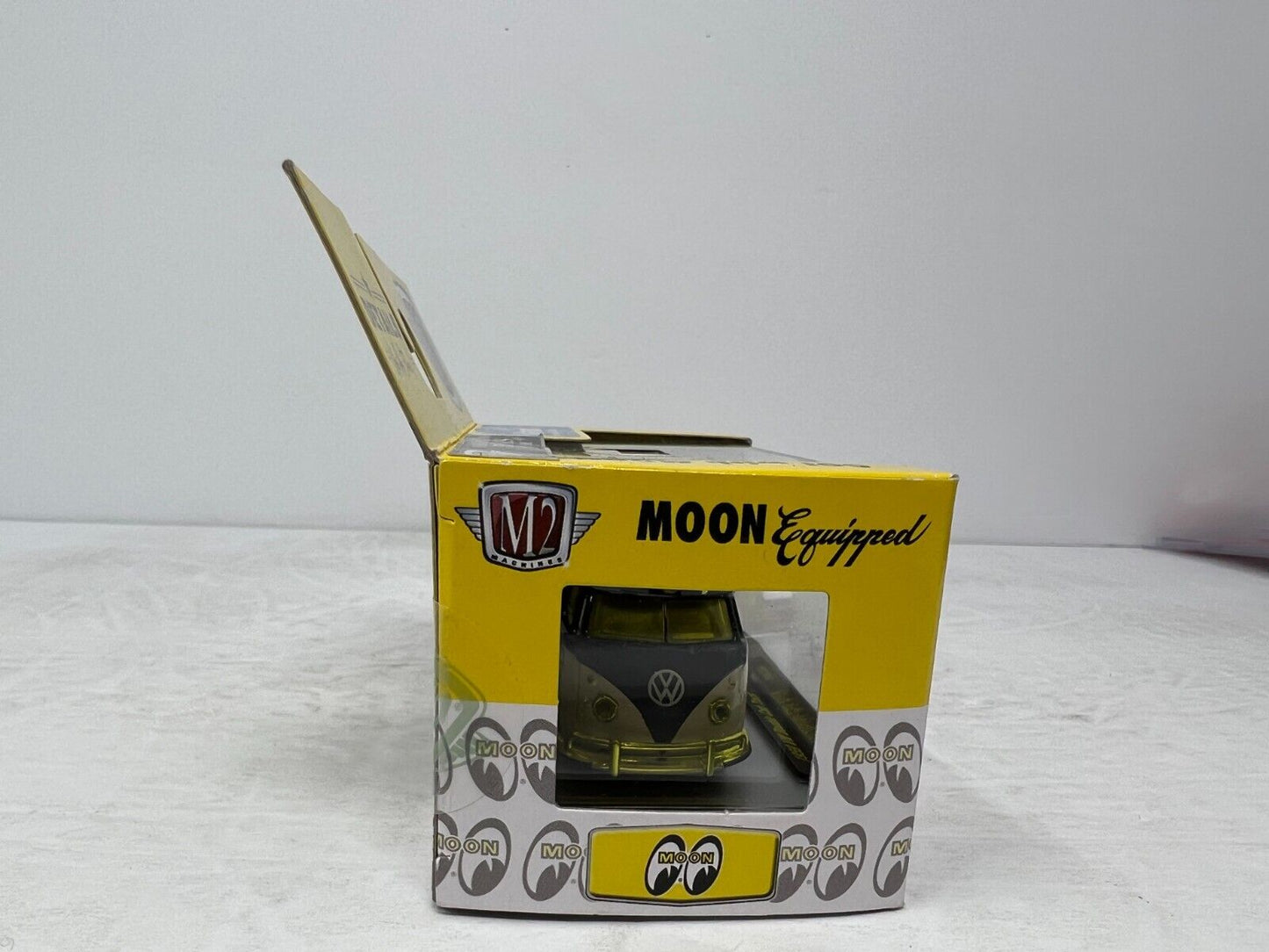 M2 Machines 1959 VW Double Cab Truck CHASE Moon Eyes Equipped 1:64 Diecast