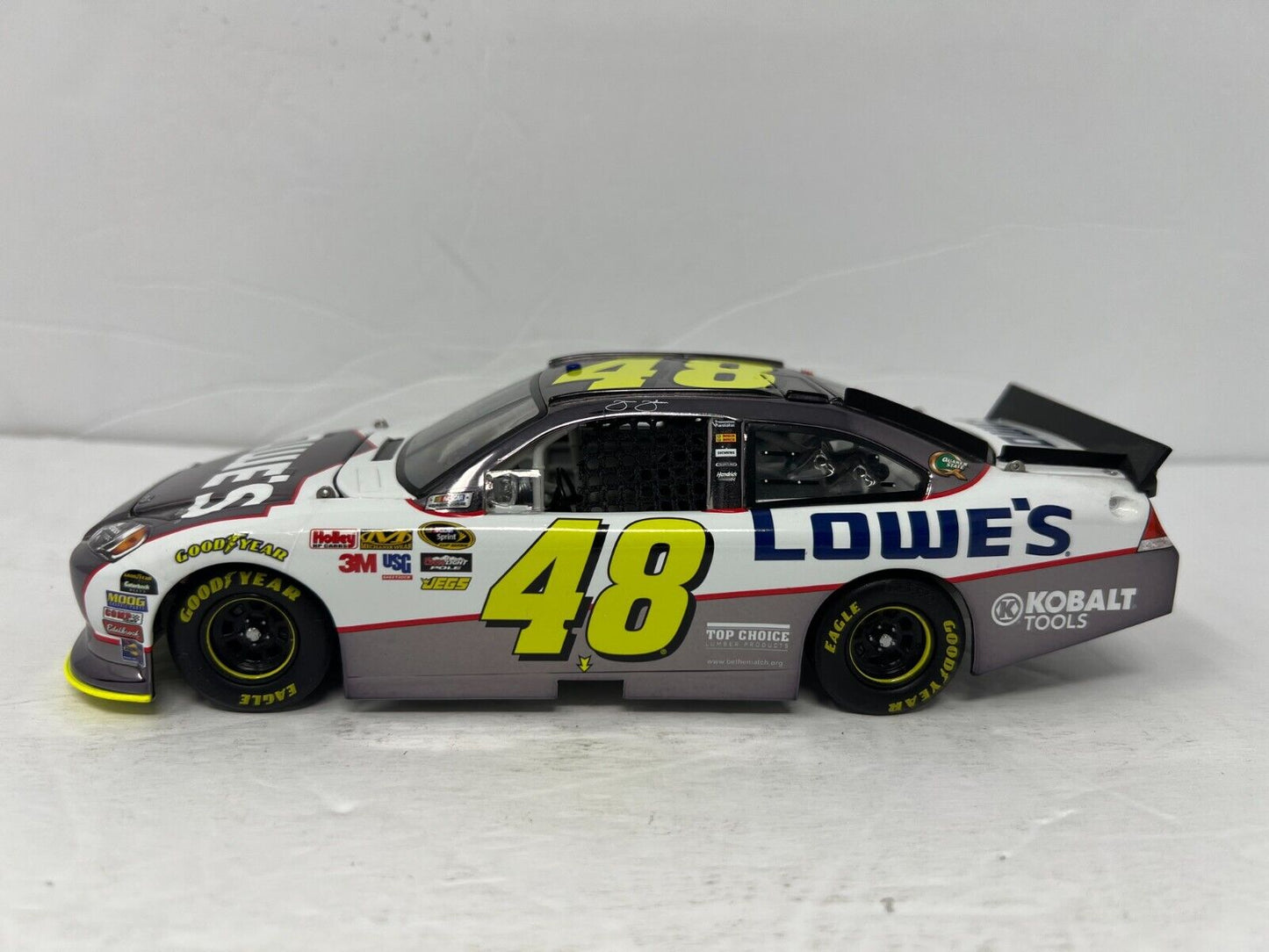 Lionel Nascar #48 Jimmie Johnson Lowe's 2011 Chevy Impala Gunmetal 124 Diecast