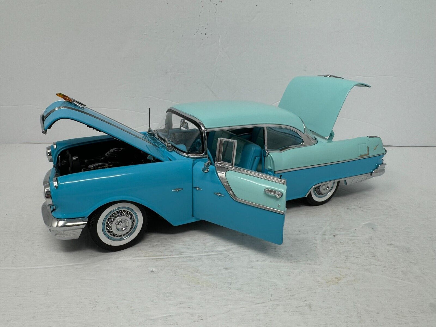 Sun Star 1955 Pontiac Star Chief Hard Top Platinum Collection 1:18 Diecast