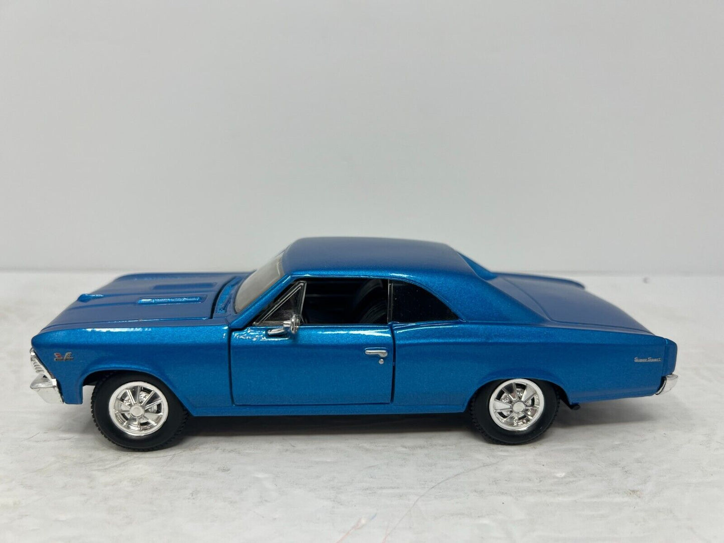 Maisto 1966 Chevrolet Chevelle SS 396 Hardtop Special Edition 1:24 Diecast