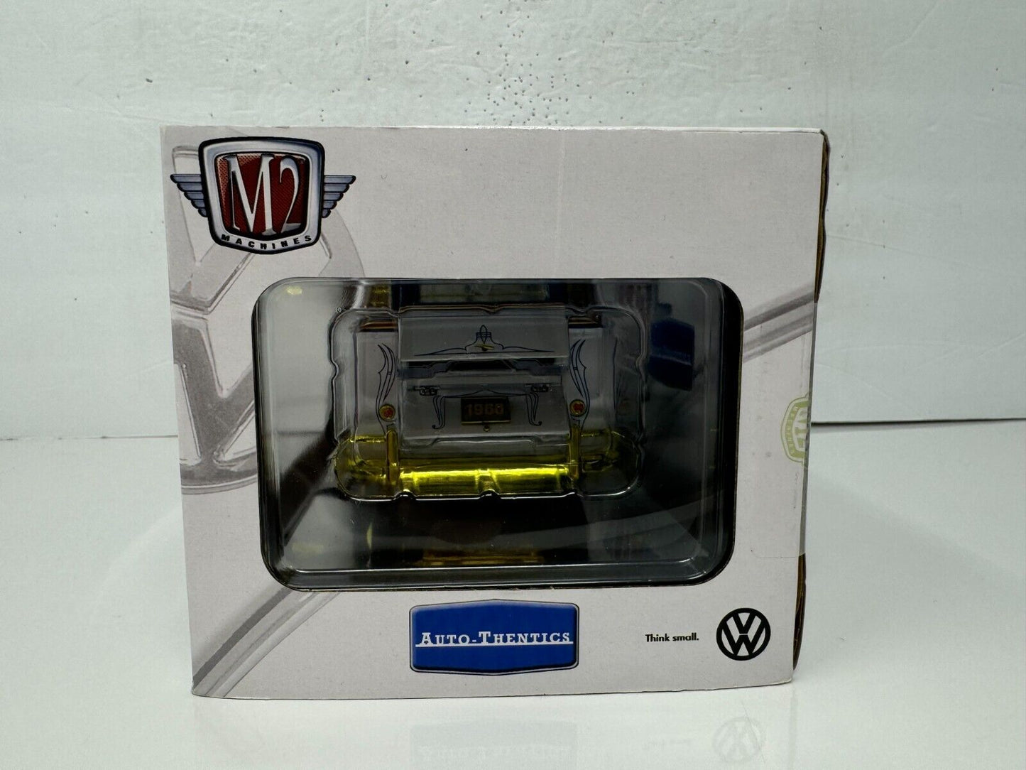 M2 Machines Auto-Thentics 1960 Volkswagen Microbus Deluxe CHASE 1:24 Diecast