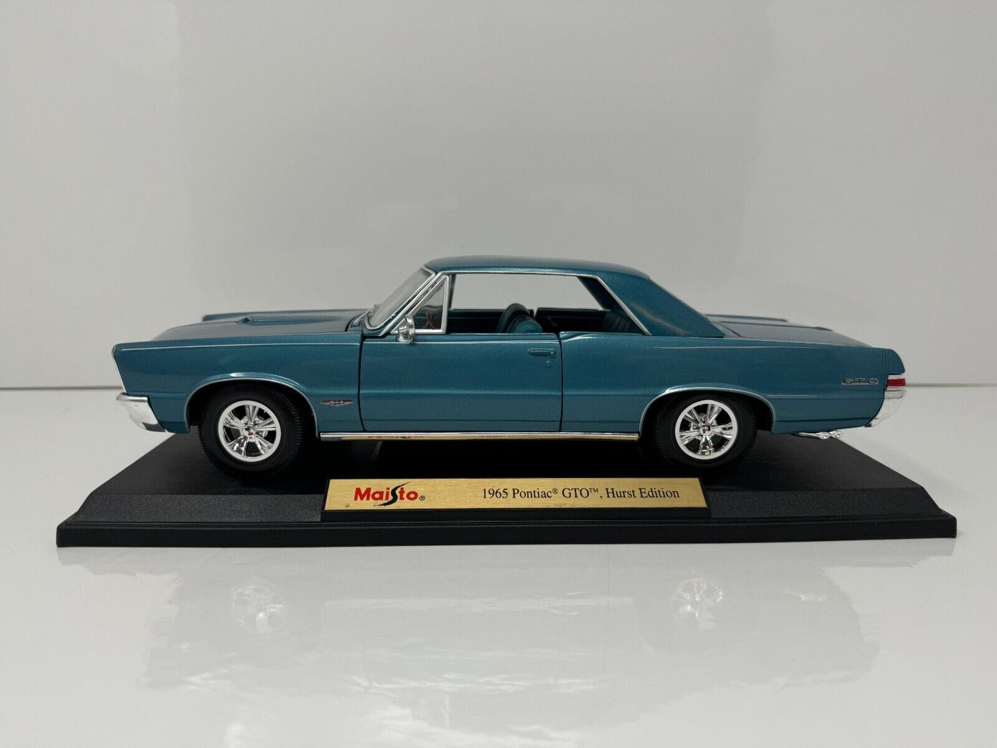 Maisto 1965 Pontiac GTO Hurst Special Edition 1:18 Diecast Blue Color