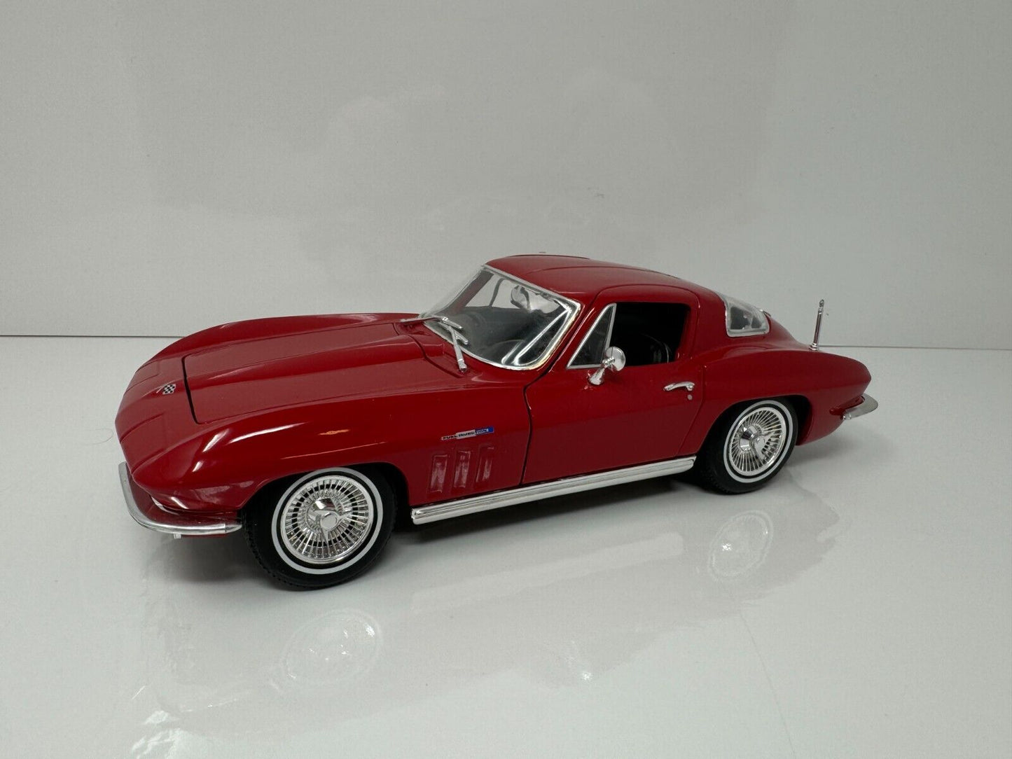 Maisto 1965 Chevrolet Corvette Special Edition 1:18 Diecast Red Color