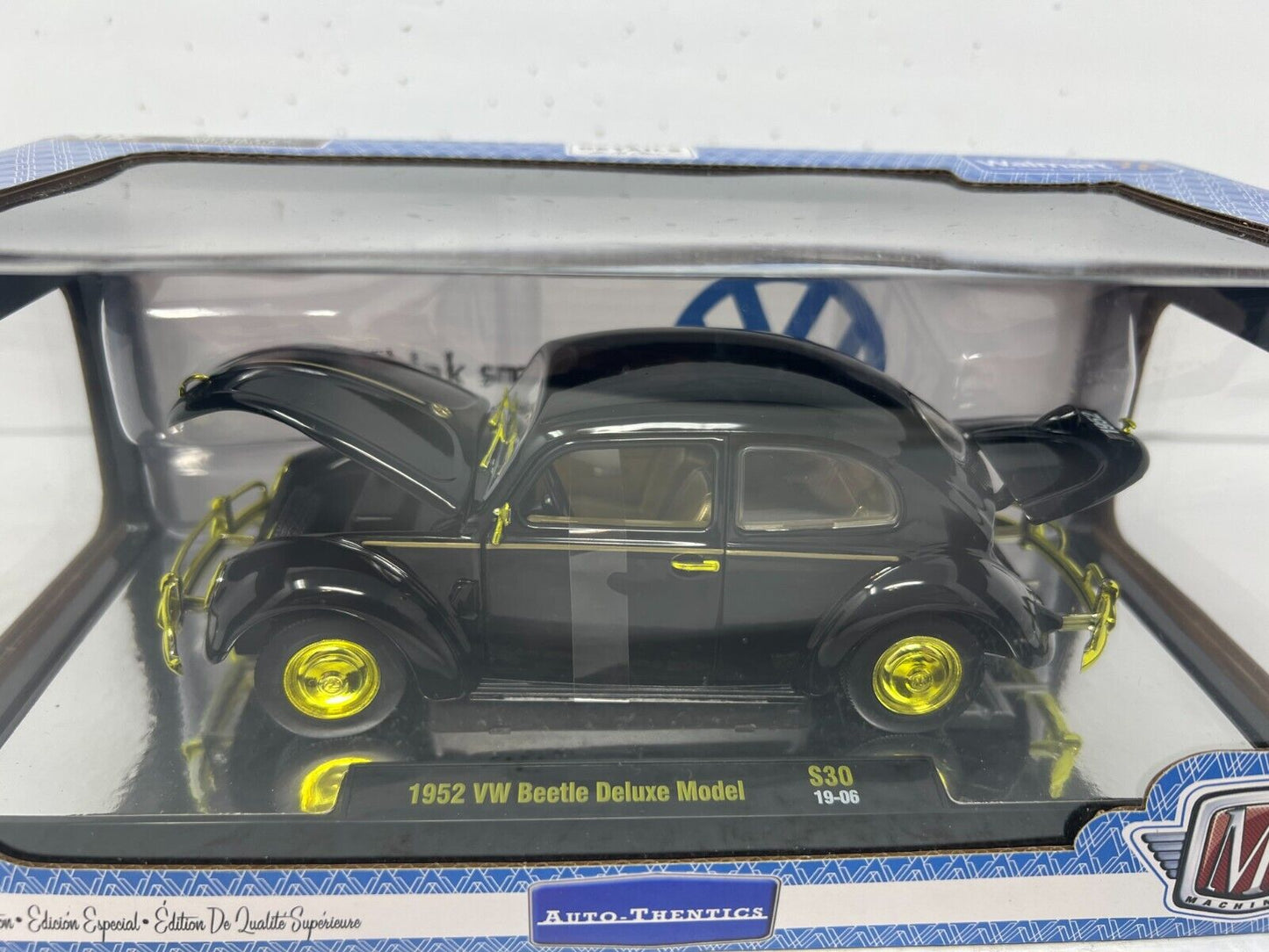 M2 Machines 1952 Volkswagen Beetle Deluxe Model Chase 1:24 Diecast