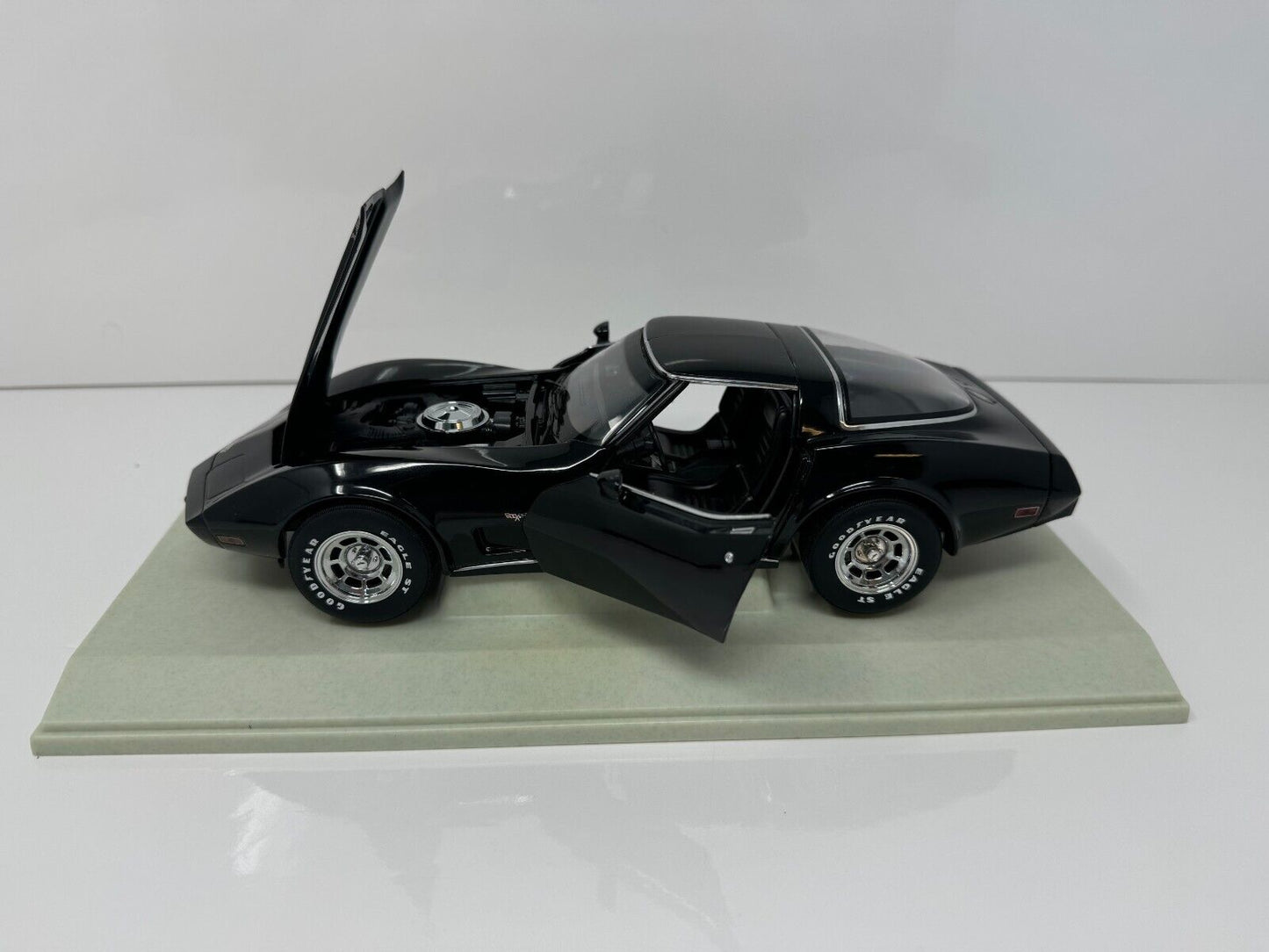 UT Models 1978 Chevrolet Corvette Classic Collection 1:18 Diecast