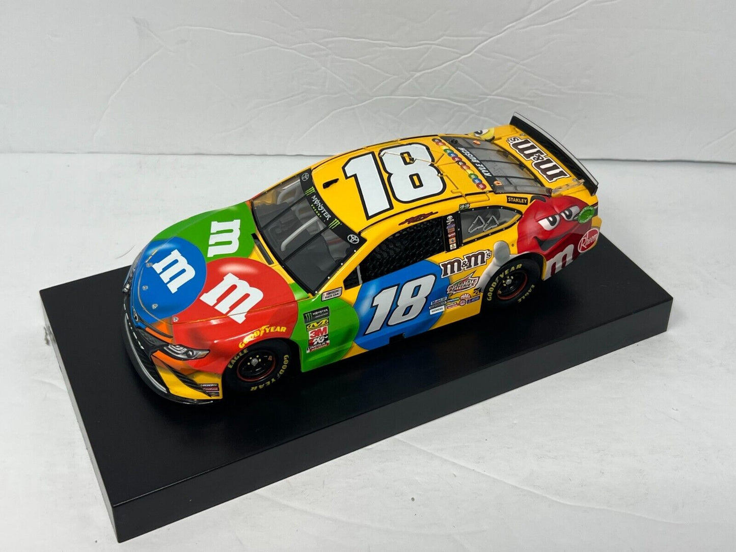 Lionel Nascar #18 Kyle Busch M&M's 2019 Toyota Camry 1:24 Diecast