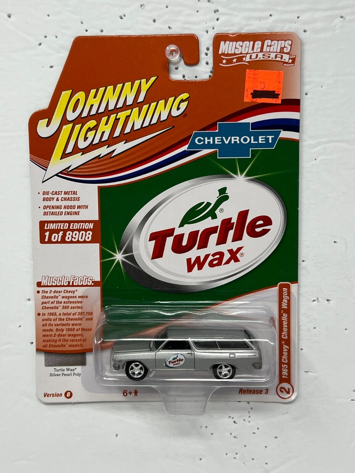 Johnny Lightning Muscle Cars USA 1965 Chevy Chevelle Wagon 1:64 Diecast Ver. B