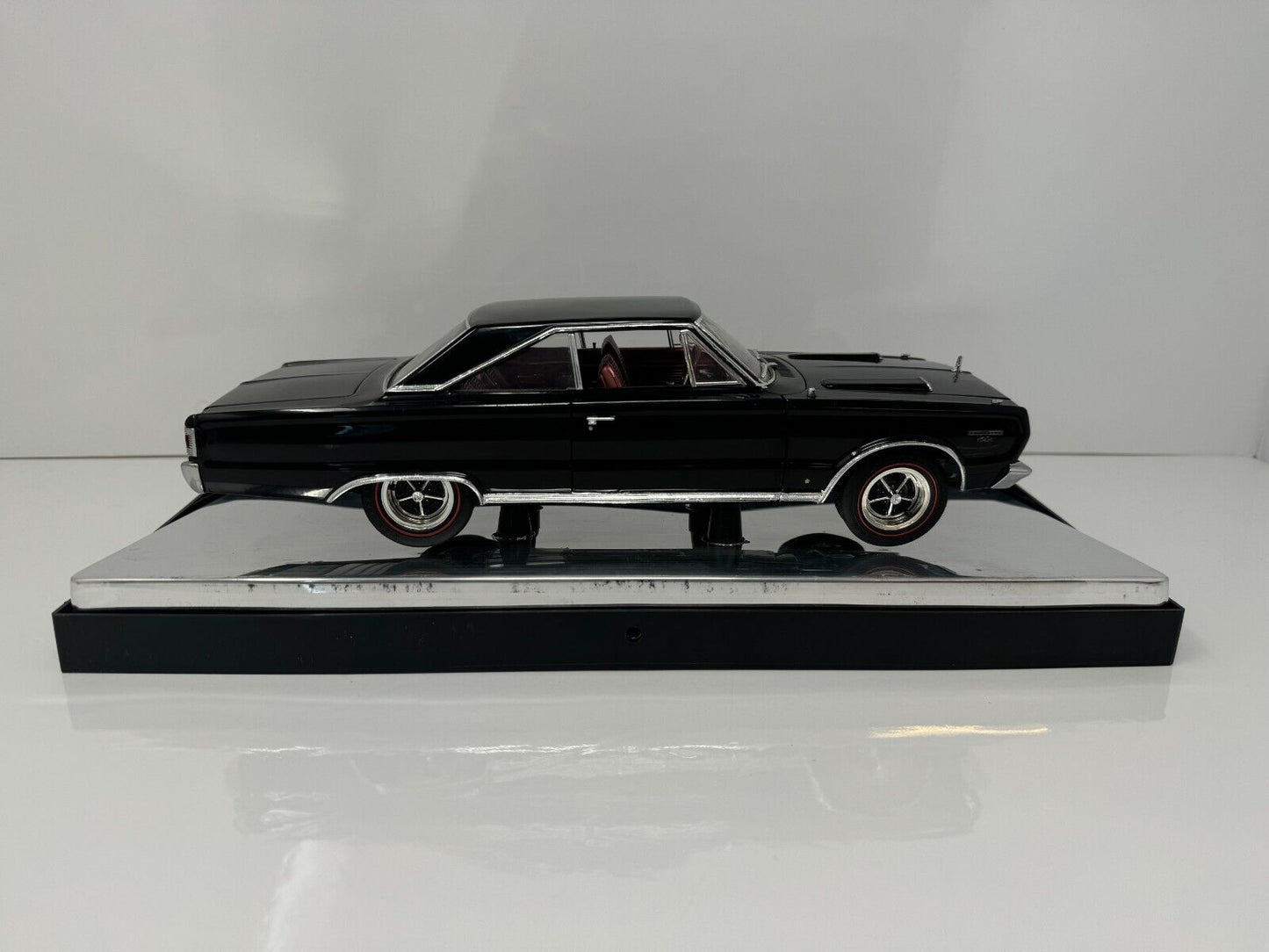 Highway 61 Collectibles 1967 Plymouth GTX 1:18 Diecast