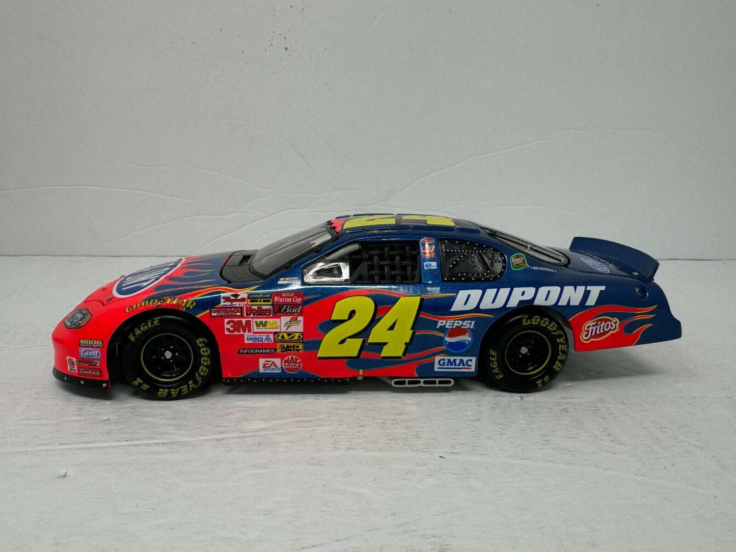 Action Nascar #24 Jeff Gordon DuPont 2003 Chevrolet Monte Carlo 1:24 Diecast