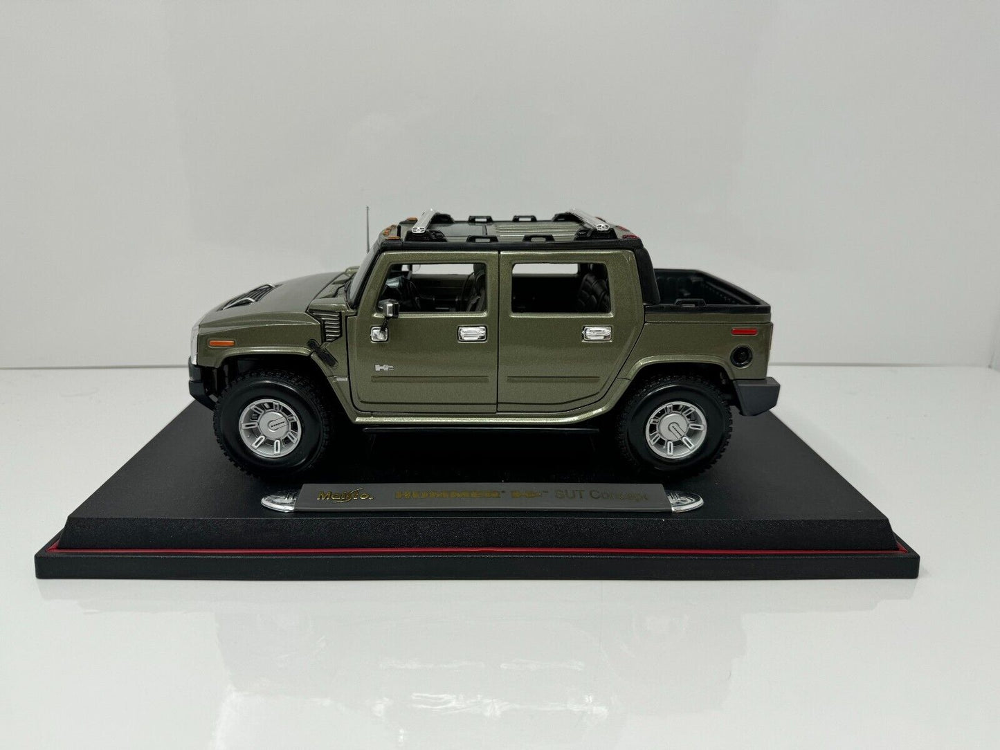 Maisto Hummer H2 SUT Concept Premiere Edition 1:18 Diecast