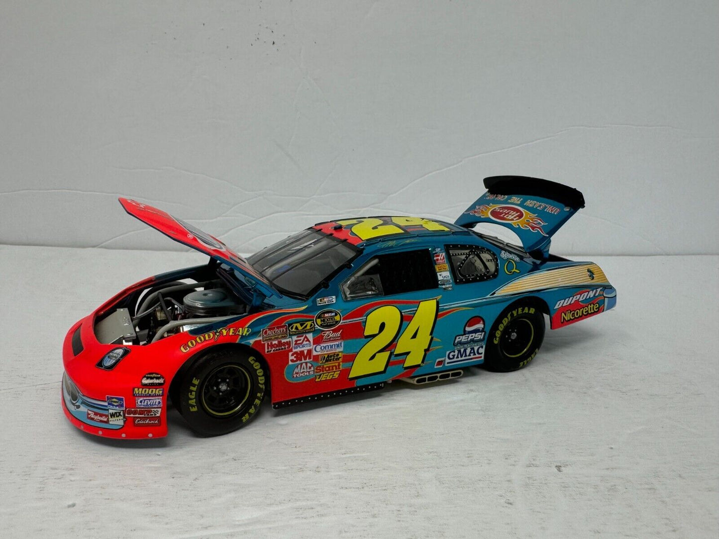 Motorsports Authentics #24 Jeff Gordon DuPont 57 Chevy Color Chrome 1:24 Diecast