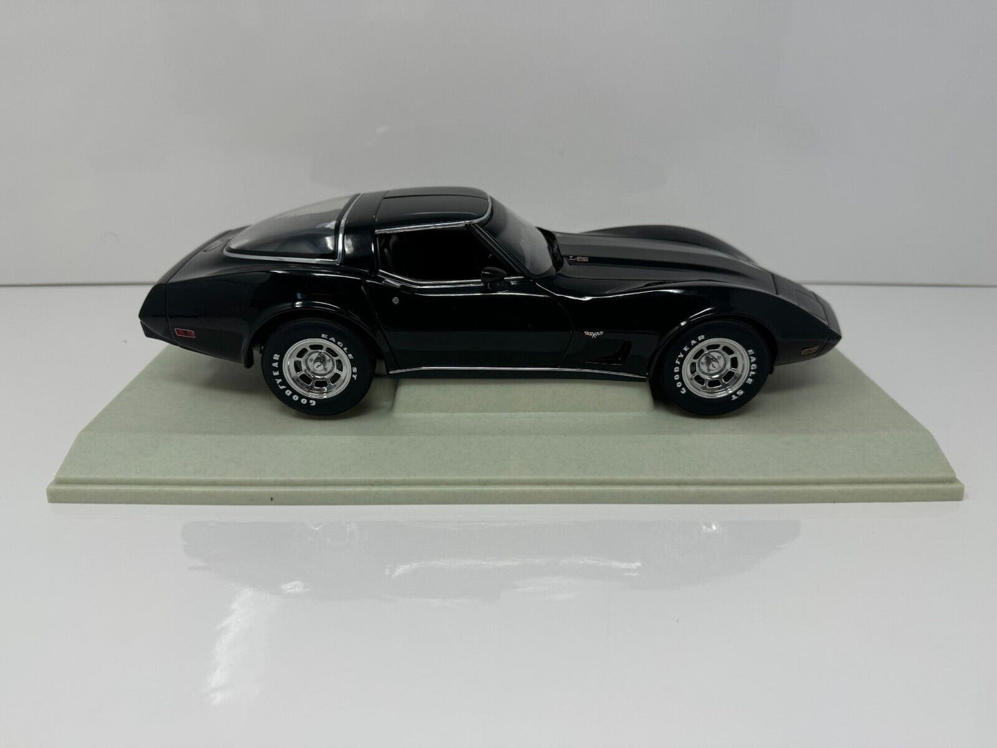 UT Models 1978 Chevrolet Corvette Classic Collection 1:18 Diecast