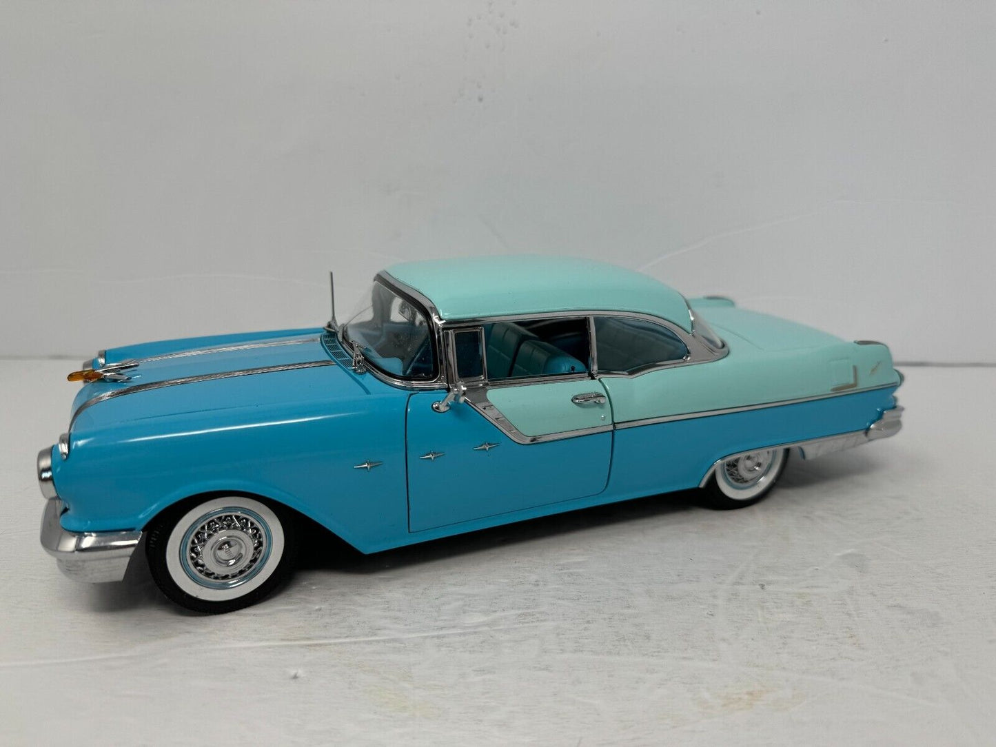 Sun Star 1955 Pontiac Star Chief Hard Top Platinum Collection 1:18 Diecast