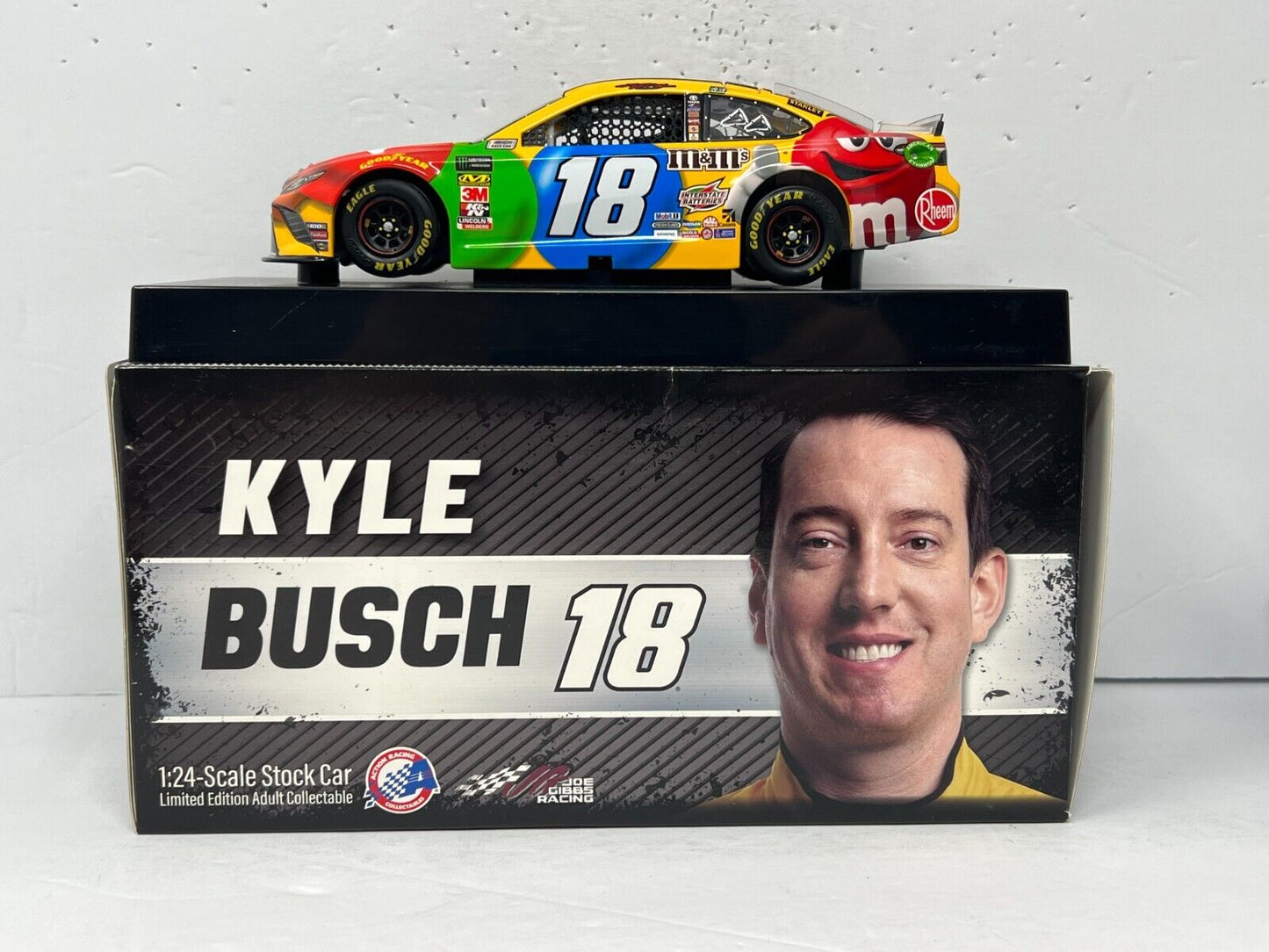 Lionel Nascar #18 Kyle Busch M&M's 2019 Toyota Camry 1:24 Diecast