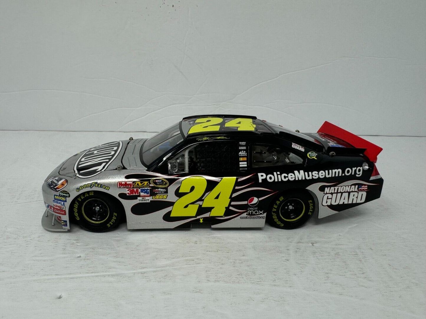 Action Nascar #24 Jeff Gordon DuPont National Law Enforcement 1:24 Diecast