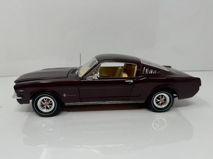 Auto World American Muscle 1965 Ford Mustang (2 + 2) 1:18 Diecast