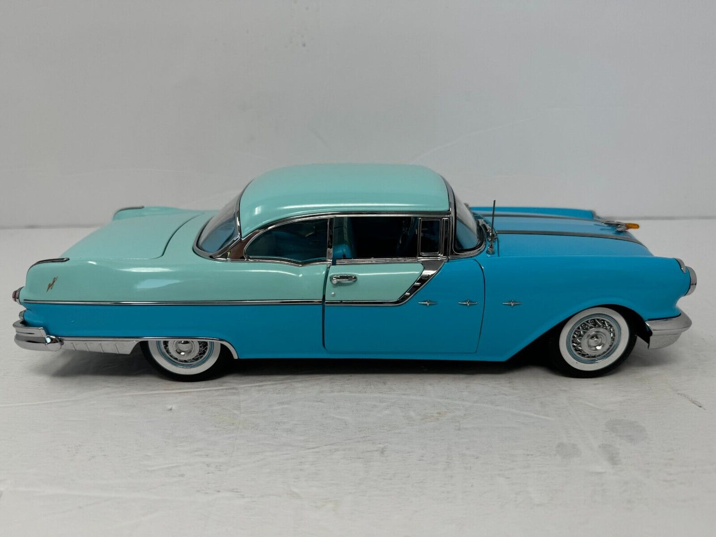 Sun Star 1955 Pontiac Star Chief Hard Top Platinum Collection 1:18 Diecast