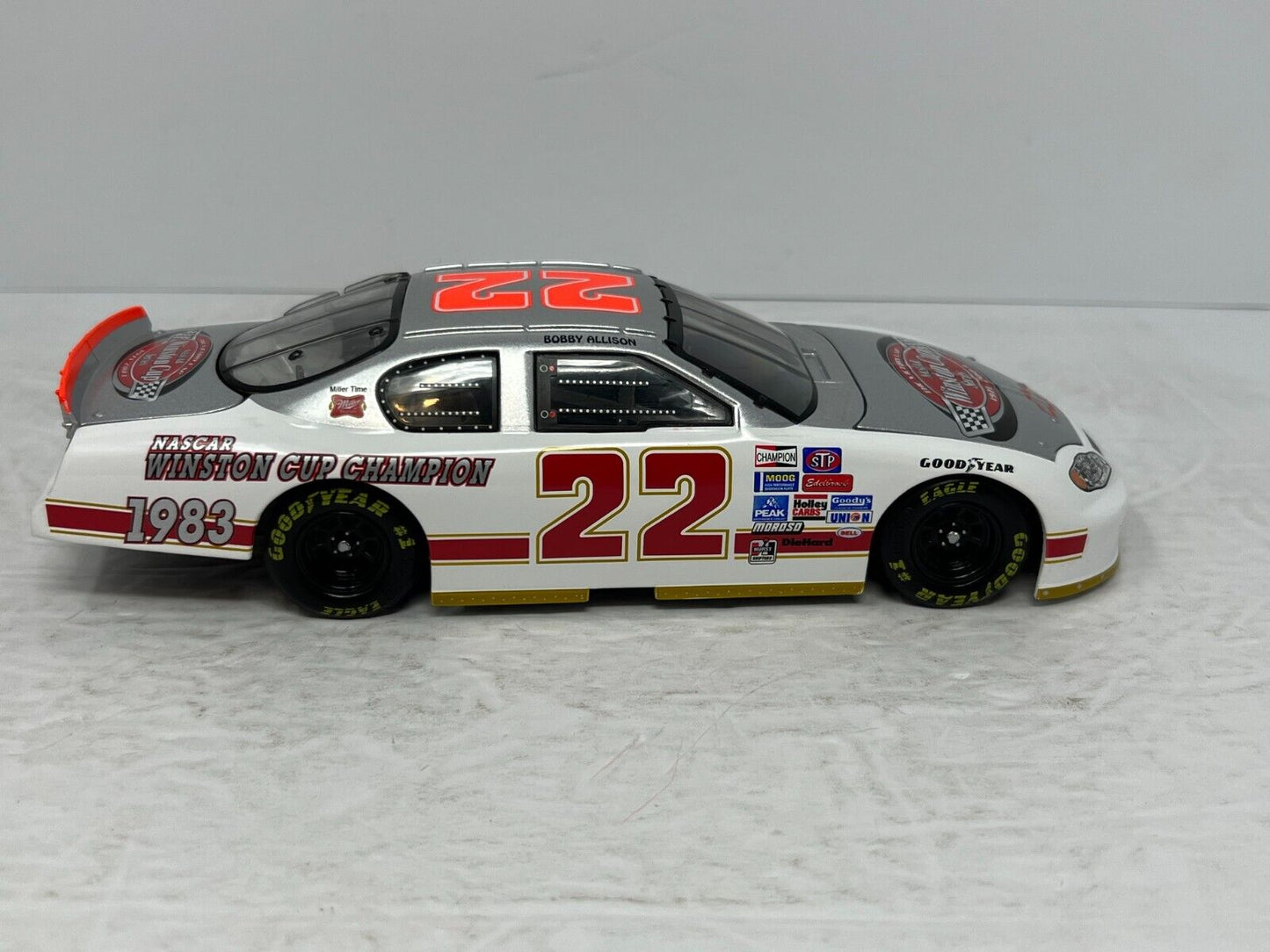 Action Nascar Bobby Allison Victory Lap 1983 Champion GM Dealers 1:24 Diecast