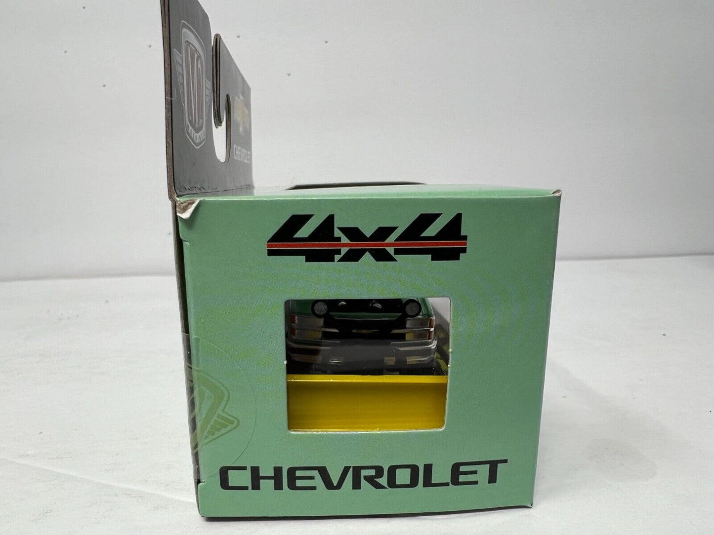 M2 Machines 1993 Chevrolet Silverado 1500 4x4 1:64 Diecast
