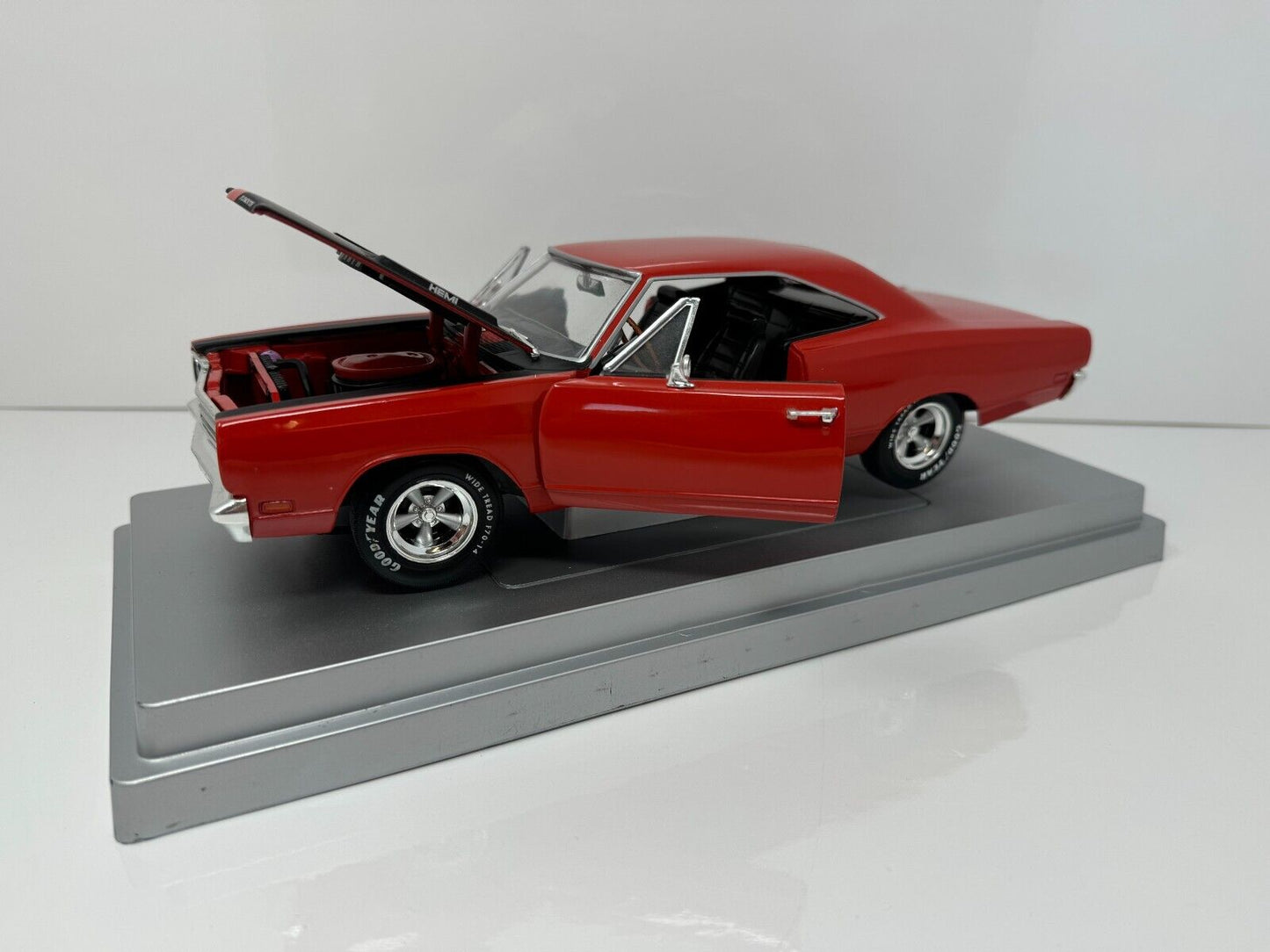 Ertl American Muscle 1969 Plymouth Roadrunner 1:18 Diecast