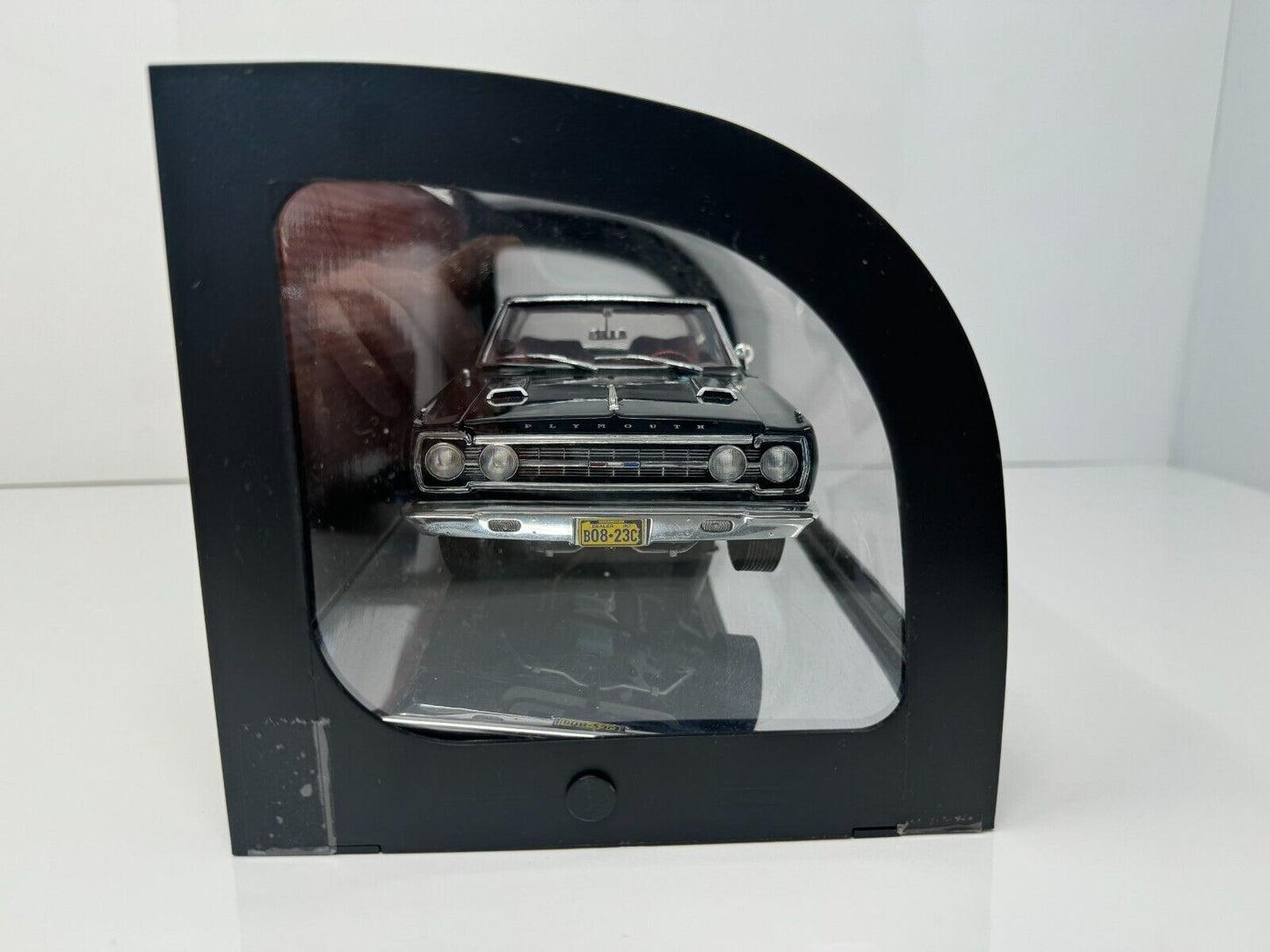 Highway 61 Collectibles 1967 Plymouth GTX 1:18 Diecast